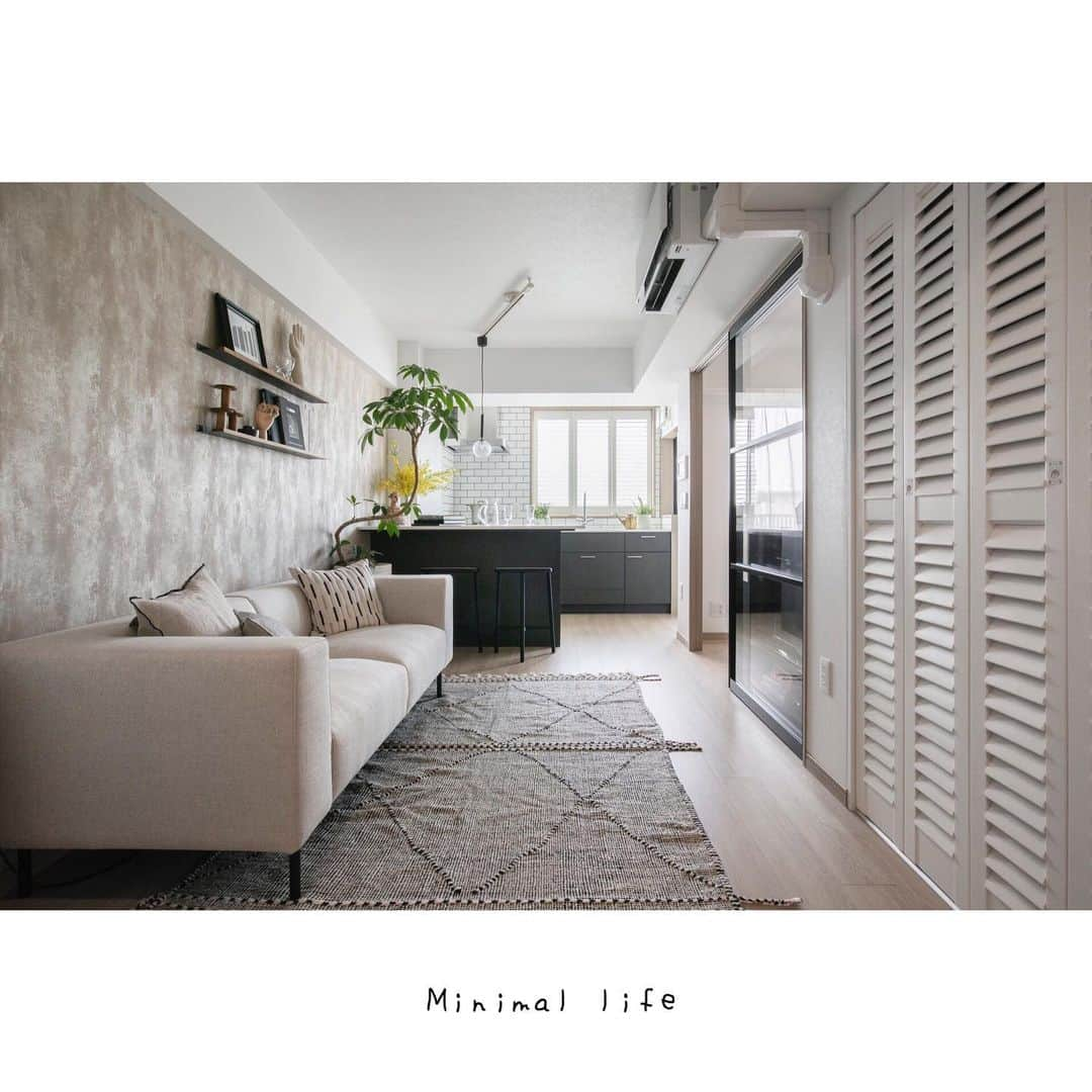 IMPRESTのインスタグラム：「Minimal life. ちょうどいい暮らし。 ・ #新築 #マンション #分譲マンション #マンションライフ #マンション暮らし #住宅 #デザイン住宅 #リノベーション? #部屋 #インテリア #リビングインテリア #デザイナー #空間デザイン #暮らしを楽しむ #リビング #ルーバー #ソファ ・ #interior #interiordesign #myhome #japan ・ #双日新都市開発 #インプレスト #IMPREST_」