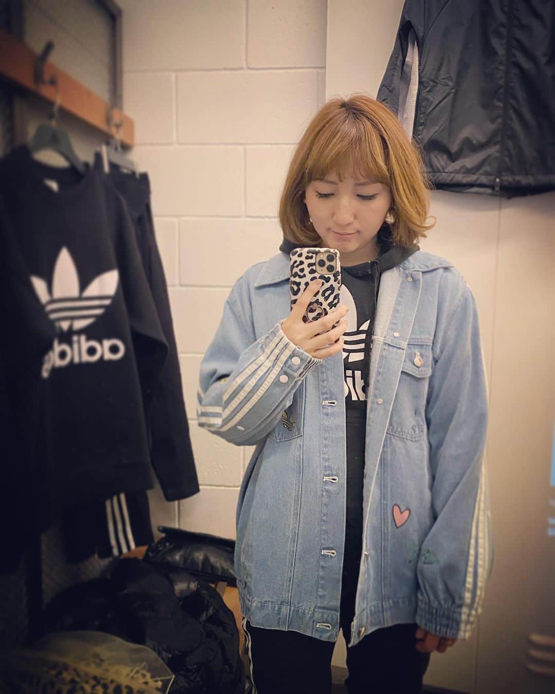 木村真野・紗野さんのインスタグラム写真 - (木村真野・紗野Instagram)「一目惚れ♥️adidas×FIORUCCI✨. .今からの季節ずーっと着てそうだな〜☺️🌸. . #adidas @adidastokyo #アディダス　#デニム　#denim #デニムジャケット #denimjacket #3 #いつもadidas #🇺🇸 #大事に着るのだ　#fiorucci @fiorucci」3月19日 17時57分 - mayasaya_kimura