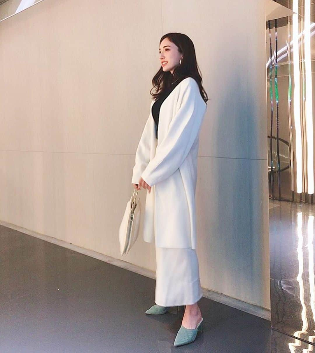 眞木美咲パメラさんのインスタグラム写真 - (眞木美咲パメラInstagram)「This warm weather make me want to wear lighter color.🤍💛🤍 I love spring in Tokyo so much. . この間の私服💁🏼‍♀️ DMきてたロングガーデとスカートは @moussyofficial のだよ！ どちらも形が綺麗でこの春たくさん活躍してくれそうです💗 他はタグつけたよん🕊 . . #moussy#estnation#evris#zara #lagunamoon#love#ootd #春コーデ#私服#白コーデ #allwhite#赞#粉我#时装 #美容#ファッション」3月19日 18時08分 - pamypamypamy