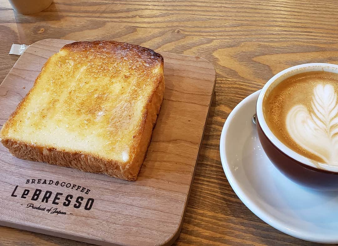 梅田陽子さんのインスタグラム写真 - (梅田陽子Instagram)「おやつに食パン🍞シンプルが一番。 バターたっぷりが好き。  #ラブレッソ#lebresso#武蔵小山#トースト#toast#食パン#おやつ#パン屋巡り#パンが好き#散歩」3月19日 18時01分 - yokoumeda