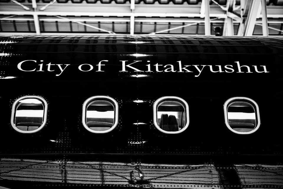 スターフライヤーさんのインスタグラム写真 - (スターフライヤーInstagram)「クローズアップ‼️﻿ スターフライヤーの飛行機には「city of Kitakyushu」と書かれています✈️﻿ 実は飛行機によっては別の言葉が書かれているものもあるんだとか...🤭﻿ ﻿ #スターフライヤー﻿ #STARFLYER﻿ #星悅航空﻿ #airplane﻿ #飛行機﻿ #airport﻿ #空港﻿ #空港好き﻿ #blackandwhite﻿ #モノクロ﻿ #モノクロ写真﻿ #A320﻿ #CityofKitakyushu﻿ #北九州﻿ #ツヤツヤ」3月19日 18時02分 - starflyerjapan