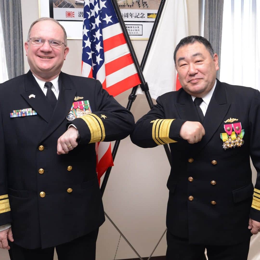 海上自衛隊さんのインスタグラム写真 - (海上自衛隊Instagram)「～Elbow Bump～ 3月18日、海上自衛隊潜水艦隊は、司令官の交代行事を行いました。平素から緊密に連携する米海軍第７潜水艦群司令のジェームス・ピッツ少将と退官する高島辰彦・海将です。通常は握手で挨拶をかわしますが、COVID-19の防疫のために肘と肘を付け合わせる”エルボー・バンプ”で挨拶をかわしました。 #海上自衛隊  #jmsdf  #elbowbump  #submariner  #friendship  #brothers  #anticorona」3月19日 18時02分 - jmsdf_pr