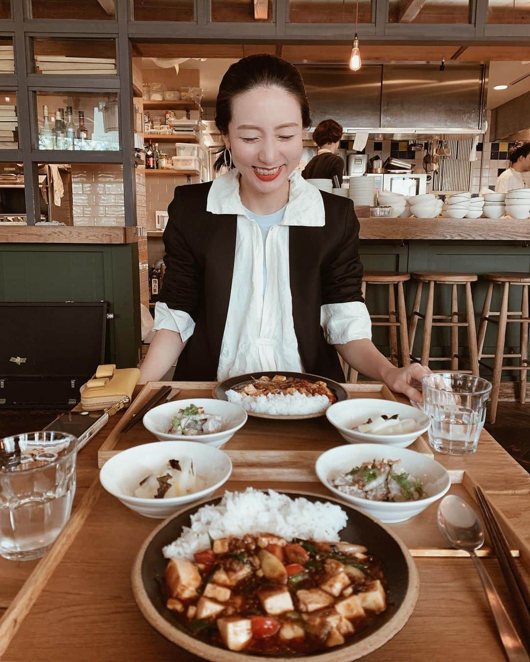 春名亜美さんのインスタグラム写真 - (春名亜美Instagram)「@___yukarix___ さんと念願の麻婆ランチ🥄 ボケた私のせいで、延期になっていたけどやっと決行❤️ こんなにお洒落で美しいのに、天才的に面白すぎるし、オタクなところがもう大好き😂 会話の引き出しが多すぎるから、色々聞きたいことありすぎて、ほとんど私が質問しまくって終わったな🤔 お誕生日付近に会ったせいで、気を遣わせて、お洒落すぎるお誕生日プレゼント頂いてしまいました🙈 #すみません ランチの後は @biotop_official でお買い物して、これまた楽しかったのでした🌿」3月19日 18時03分 - amiharunaami