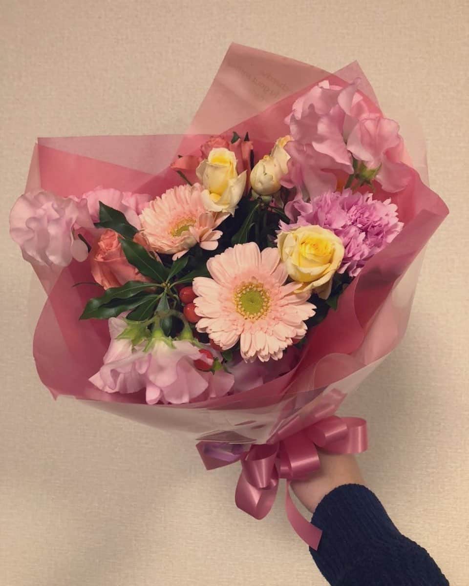 原いい日さんのインスタグラム写真 - (原いい日Instagram)「「お花の消費が落ち込んでるから」 という理由があると奥さんに花をプレゼントするのも恥ずかしくないのでオススメです🙆‍♂️✨ #奥さん大好き芸人 #お花を買って帰ろう」3月19日 18時10分 - hara_iihi