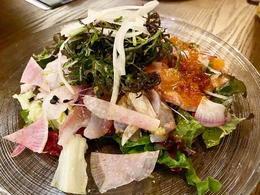 野本愛さんのインスタグラム写真 - (野本愛Instagram)「昨日は @kichijoji0203 さんで女子会したよ😊❣️ . 函館から直送される新鮮で良質な魚介を使っているということで、 お魚がぷりぷりでどれも美味しかった😍❣️ . アクアパッツァももーすっごく美味しくて、 持ち帰りたいくらいだった😆😆笑笑 . 牡蠣もジューシー💕 . 自家製プラッティーナも、 クリーミーなチーズとトマトの酸味が絶妙で とても美味しいから これチーズ好きな方は頼んで欲しいな笑笑 . 一皿のボリュームがかなりあるので、 男性でも満足できると思います❣️❣️ . ドリンクもトロピカルなカクテルや パイナップルのモヒートなど 女子なら選ぶの迷っちゃうような 美味しいドリンクもあるよー❤️ . 駅からも近くて、お洒落な雰囲気のお店❣️ 他のお客さんが気にならないような席の配置で、 リラックスして過ごせました❤️ . #吉祥寺グルメ #吉祥寺ディナー #イタリアン #アクアパッツァ #産地直送 #吉祥寺女子会 #吉祥寺デート #生牡蠣 #焼き牡蠣 #美食倶楽部 #グルメ女子 #カルパッチョサラダ #ブラッティーナチーズ #生ハム #アラサー女子会 #東京グルメ #食べログ #吉祥寺ごはん #kichijoji #tokyogrumet #aquapazza #dinnertime」3月19日 18時12分 - himemode