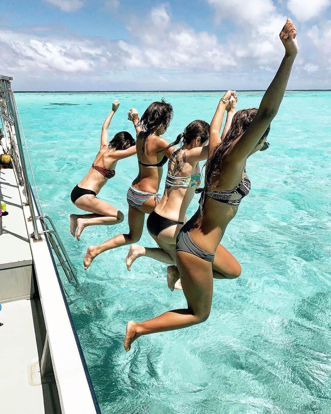 タビジョのインスタグラム：「こんばんは😊 宮古島で楽しんでいるお写真は 「#タビジョ」とあわせて 「#tabijyomap_miyakojima」でお待ちしてます✨ 本日はこちら💕 ＊＊＊＊＊＊ 📸@mimi___1121 さん 🚩沖縄県・宮古島「八重干瀬」 早く海行きたいーーーー💙 . . 宮古行けるかな...✈💭 ＊＊＊＊＊＊ 仲間とシュノーケリング🤿最高に楽しそう 😳😳今度タビジョからも宮古島のお知らせあるのでお楽しみに～～🤗 ＊＊＊＊＊＊ @tabi_jyo #タビジョ #タビジョと繋がりたい #tabijyomap_japan」