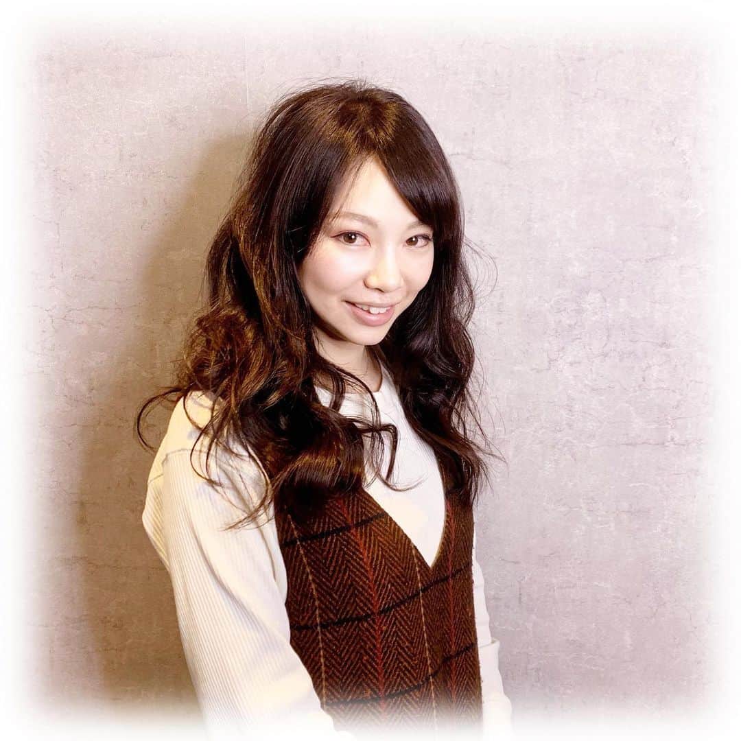 のインスタグラム：「カラーとトリートメントしてきた☆ ケラスターゼのトリートメント、 やっぱり好きだな♡ 傷んだ髪もなかったことに✨  Color produce by ALBAの 大橋さん @takuki.o にお願いしました。 ありがとうございました😊  #ALBA #ヘアサロン #渋谷 #幡ヶ谷 #幡ヶ谷美容室 #美容室 #ヘアカラー #トリートメント #サロモ #ヘッドスパ #pr #コラボベース #haircolor #treatment #hairsalon #渋谷サロン #salon #salonmodel #ヘアチェンジ #ヘアメンテ #ヘアメンテナンス #美容デー #ケラスターゼ #ケラスターゼトリートメント #kerastase #髪生き返った #ツヤツヤ」