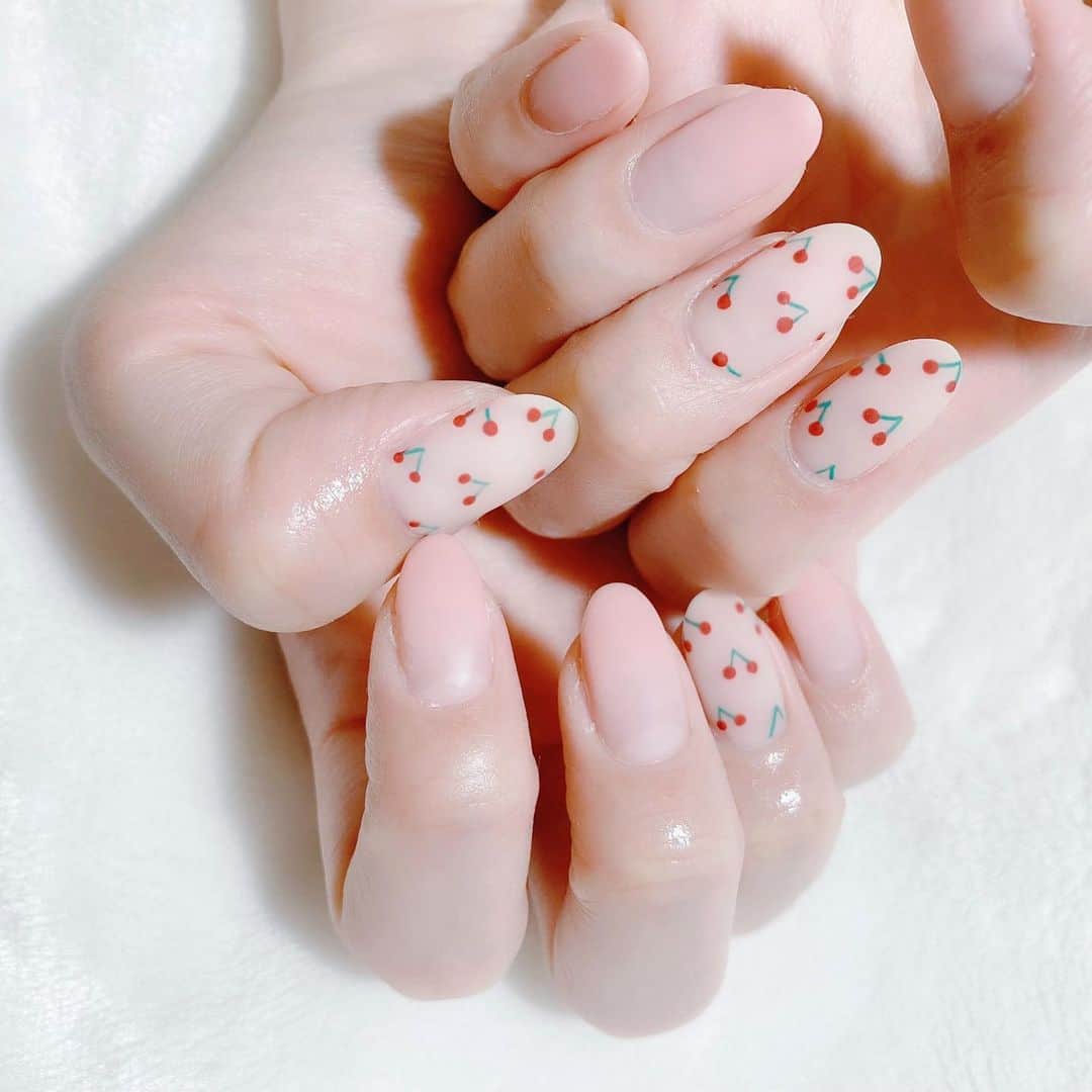 なかやまちえこのインスタグラム：「#さくらんぼネイル  @pregelofficial 826.818.L18.L21 @bettygel フロスティングマット #nail #nails #nailart #ネイル #美甲 #ネイルアート  #japanesenailart #manucure #japanesenails #manicurist #gelnails #أظافر #네일아트 #미용 #vẽmóng #ngườiđẹp  #เพ้นท์เล็บ #искусствоногтя #artedeuñas #เพ้นท์เล็บเจล #ジェルネイルデザイン #ネイルデザイン #senikuku #nagelkunst #さくらんぼ #cherry #cherrynails @misaxmas」