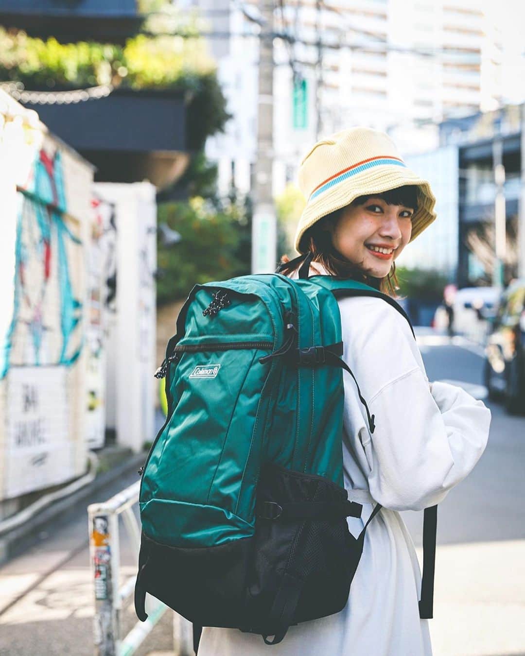 宮崎葉さんのインスタグラム写真 - (宮崎葉Instagram)「@mer0217 × @coleman_japan のコラボ撮影第二弾❤︎❤︎❤︎🎒 前回からリュックずっと使ってるからまた撮影できてうれすぎます！ 今回は前回とおなじサイズ33の色違いでグリーンを選びました。 ㅤ シンプルな服が多いので、差し色にこのグリーンめっちゃかわよい🥺 帽子のイエローと合わさって春ですね。もう。🥺🌸 コールマンのリュックめっっっちゃ入るし背負ってても疲れないから学生さんにごり推ししたいです❤︎ ㅤ #私のコールマン #コールマンリュック #walker33  #pr」3月19日 18時31分 - you_miyazaki