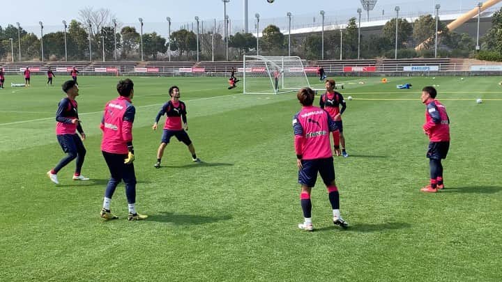 都倉賢のインスタグラム：「練習後に小さいボールでリフティングゲーム⚽️ 【ルール】 ☑︎2タッチ ☑︎トラップした足とは逆でパス ☑︎モモと胸は使用禁止🚫  こんな感じで遊びながらスキルアップ。ルールは自分達でどんどん工夫して難しくしていこう。  小さいボールを使う事で、よりボールの芯を意識出来ます👍  ジンヒョンはフィールド顔負けのリフティングスキル。そりゃビルドアップ上手いよね😃」
