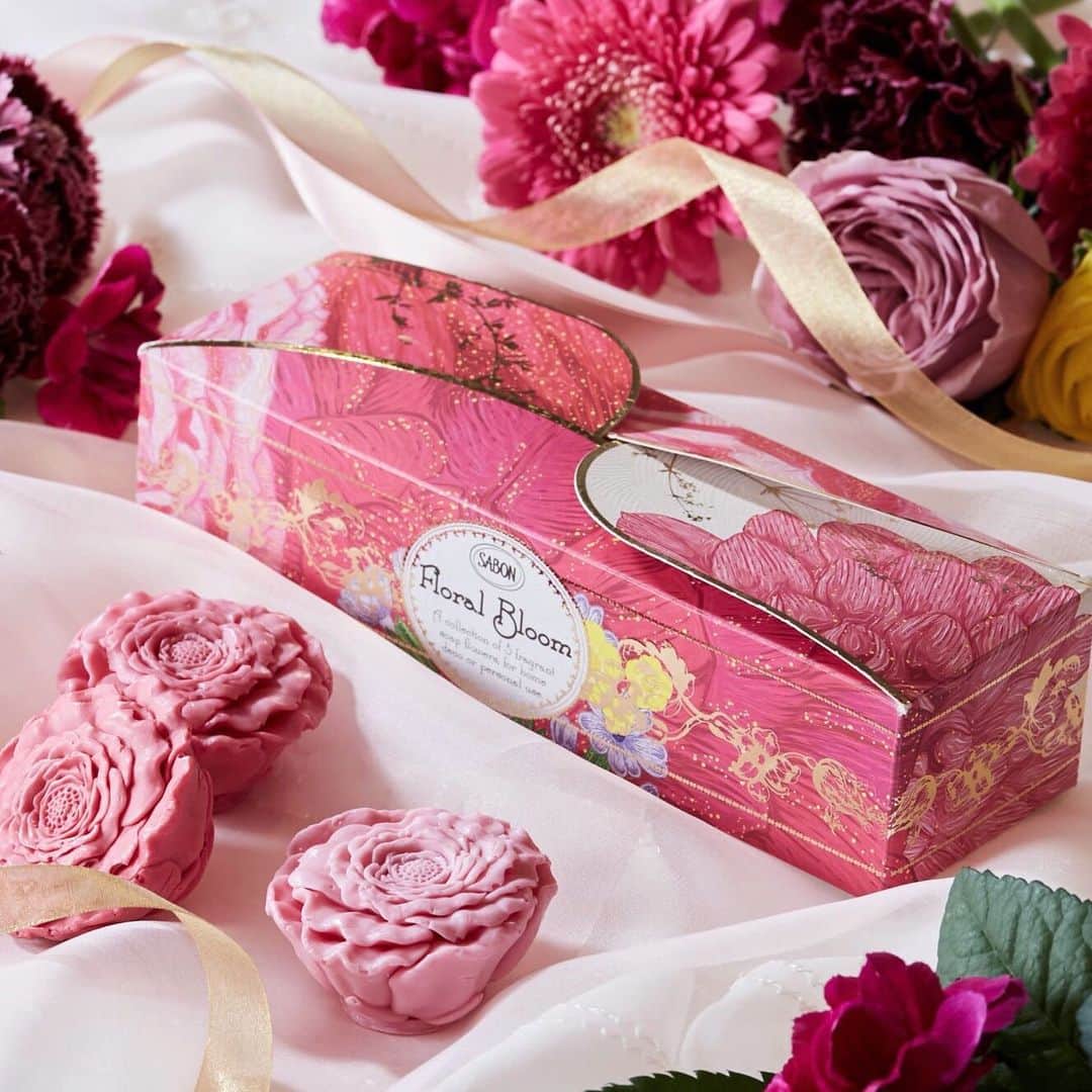 SABON Japanさんのインスタグラム写真 - (SABON JapanInstagram)「【本日スタート！限定デザインポーチプレゼント】﻿ 咲き誇る花々を揺らす春風の香り"Floral Bloom Collection"。本日より歓送迎会や卒業祝いなどの贈り物にもぴったりなキットが多数登場。﻿ ぜひお近くの店頭や、公式オンラインストアをご覧ください。﻿ ﻿ ＜Special Campaign＞﻿ フローラルブルームコレクションアイテム1点以上含む1万円以上(税込)お買い上げの方に、限定デザインポーチをプレゼント！﻿ 期間：3/19(木)～4/22(水)　※各店限定数﻿ ※対象はオンラインストア・直営店舗で各店限定数となります。﻿ ※スプリングキット フローラル・ソープ、 スプリングキット フローラル・フレグランスはキャンペーン対象外となります。﻿ ※オンラインストアでは在庫がある場合、カートで表示されますのでご確認ください。﻿ ※プレゼントは1回のご注文につき、1点限りとなります。﻿ ﻿ ＜本日発売！Limited Kit登場＞﻿ 人気のボディスクラブとお肌に溶け込むように馴染むシルキーボディミルクのミニサイズに、今だけのバラをモチーフにしたソープがセットされたキット。贈り物にもぴったりです。﻿ ﻿ ・フラワーソープキット﻿ ¥5,500(税込)＜数量限定＞﻿ ﻿ ・キット内容﻿ ソープ フローラル・ブルーム(185g)﻿ ボディスクラブ(60g)﻿ シルキーボディミルク(50mL)﻿ スクラブ用スプーン﻿ ギフトボックス﻿ ※キットはグリーン・ローズとデリケート・ジャスミンの2種展開になります。﻿ ﻿ ﻿ ﻿ #SABONFloralBloom﻿ ﻿ #sabon#数量限定#floralbloom#flowers#spring#サボン#フローラルブルーム#春限定#ギフト#贈り物#送別会プレゼント#ポーチ#送別品#ノベルティ#ローズ#卒業祝い#香り#美容#春コスメ#コスメ#春#SABONの香り#サボンの香り#ボディケア#スプリングコレクション#ブーケ#SABONのスクラブ#ボディスクラブ#フレグランス」3月19日 18時43分 - sabon_japan
