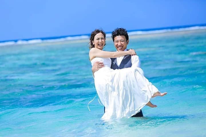 デコルテウエディングフォトグループさんのインスタグラム写真 - (デコルテウエディングフォトグループInstagram)「＼ドレスのまま海に入る撮影が叶うんです💕／夏本番の前に真っ青な海で、はじけたウェディングフォトを撮影しませんか？🌊﻿ ﻿ ドレスのまま沖縄の海に入れるのはデコルテだからこその撮影の魅力！✨この時も新郎新婦のご両親がいらっしゃっていて﻿ ﻿ 「ドレスのまま海に入って大丈夫👀？」﻿ ﻿ と衝撃を受けていたそうです！﻿ ﻿ 海の水しぶきを浴びながらはじけた笑顔をキャッチ！これができるスタジオがなかなかないため、大人気なんです🎈 ﻿ デコルテなら海用のドレスもあるので﻿ 「ドレスを濡らしてしまうかも」﻿ 「持参しないと！」﻿ などの悩みや心配もありません。﻿ ﻿ また海だけではなくて沖縄の大自然を活かした緑🌿の中での撮影もナチュラルな写真に仕上がっておすすめなんですよ。撮影スポットを知り尽くしているスタッフがその日の天候や状況、お客様のご希望を伺ってご提案させていただきます。﻿ ﻿ ﻿ 自然たっぷりの沖縄だからこそ叶うウェディングフォトは、沖縄にあるスタジオ @studiosuns_okinawa でぜひご検討ください！最高の瞬間をカタチに残しましょう！💫﻿ ﻿ ﻿ ロケーション撮影などのご質問は﻿ プロフィールのリンクからどうぞ📩﻿ @decollte_weddingphoto﻿ ご連絡、ご予約、お待ちしております！﻿ ﻿ ﻿ 1枚目〜4枚目﻿ Photographer @yutayamauchi_studiosuns﻿ Hairmake @mina_touei.hm.studiosuns﻿ Studio @studiosuns_okinawa﻿ ﻿ 5枚目〜7枚目﻿ Photographer @yutayamauchi_studiosuns﻿ Studio @studiosuns_okinawa﻿ ﻿ ﻿ ﻿#撮る結婚式 #沖縄 #沖縄花嫁 #海 #sea #日本の絶景 #沖縄旅行 #沖縄挙式 #沖縄ウェディング #沖縄結婚式 #沖縄フォトウェディング #沖縄花嫁 #2020年夏婚#ウェディングフォト #結婚写真 #フォトウェディング #2020夏婚 #ウェディングニュース #Okinawa #沖縄旅 #ビーチ #前撮り #beach #ウェディング #卒花嫁 #結婚準備 #花嫁 #ビーチウェディング #沖縄好きな人と繋がりたい #海撮影 #ハネムーン﻿ ﻿」3月19日 18時36分 - decollte_weddingphoto