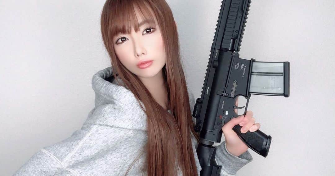 坂地久美さんのインスタグラム写真 - (坂地久美Instagram)「💜UMAREX/VFC HK417 Recce💜 ✖︎ サバゲーファッションは、シンプルな大きめグレーパーカーにしたよっ💖  HK416を大口径化し偵察任務用に適したバトルライフルで、レールも長くて迫力ある🔫💞 いろんなアクセサリーが載せられそう🤗  language 🇬🇧 UMAREX / VFC HK417 Recce  A battle rifle and airsoft girl suitable for large caliber HK416 reconnaissance missions  La langue 🇫🇷 UMAREX / VFC HK417 Recce  Un fusil de combat et une fille d'airsoft adaptés aux missions de reconnaissance de gros calibre HK416  lingua 🇮🇹 UMAREX / VFC HK417 Ric  Un fucile da battaglia e una ragazza softair adatta a missioni di ricognizione di grosso calibro HK416  語言能力 🇨🇳 UMAREX / VFC HK417記錄  適合大口徑HK416偵察任務的戰鬥步槍和氣槍女孩  Instagram : @orgaairsoft  #orgaairsoft  #サバゲー #サバイバルゲーム #Gunドル #tacticute #armée #militaire #生存遊戲 #サバゲー女子 #サバゲーファッション #japanesegirl #military #tactical #tacticool #tacticutest #airsoft #airsoftgirls #airsoftworld #airsoftnation #airsoftphoto #airsoftlove #gungirl #vegaforcecompany #hecklerandkoch #aeg #hk417 #762x51 #Gunドル #sakachikumi #坂地久美」3月19日 18時36分 - sakachikumi