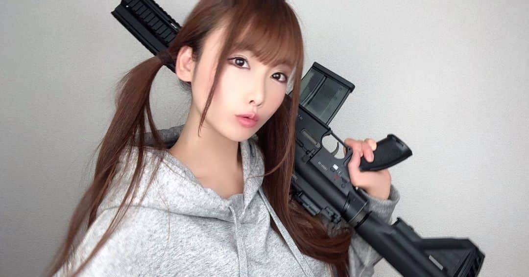 坂地久美さんのインスタグラム写真 - (坂地久美Instagram)「💜UMAREX/VFC HK417 Recce💜 ✖︎ サバゲーファッションは、シンプルな大きめグレーパーカーにしたよっ💖  HK416を大口径化し偵察任務用に適したバトルライフルで、レールも長くて迫力ある🔫💞 いろんなアクセサリーが載せられそう🤗  language 🇬🇧 UMAREX / VFC HK417 Recce  A battle rifle and airsoft girl suitable for large caliber HK416 reconnaissance missions  La langue 🇫🇷 UMAREX / VFC HK417 Recce  Un fusil de combat et une fille d'airsoft adaptés aux missions de reconnaissance de gros calibre HK416  lingua 🇮🇹 UMAREX / VFC HK417 Ric  Un fucile da battaglia e una ragazza softair adatta a missioni di ricognizione di grosso calibro HK416  語言能力 🇨🇳 UMAREX / VFC HK417記錄  適合大口徑HK416偵察任務的戰鬥步槍和氣槍女孩  Instagram : @orgaairsoft  #orgaairsoft  #サバゲー #サバイバルゲーム #Gunドル #tacticute #armée #militaire #生存遊戲 #サバゲー女子 #サバゲーファッション #japanesegirl #military #tactical #tacticool #tacticutest #airsoft #airsoftgirls #airsoftworld #airsoftnation #airsoftphoto #airsoftlove #gungirl #vegaforcecompany #hecklerandkoch #aeg #hk417 #762x51 #Gunドル #sakachikumi #坂地久美」3月19日 18時36分 - sakachikumi