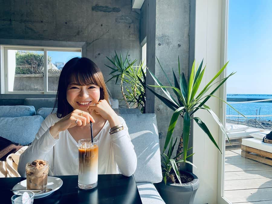 Hiroe Hiranoさんのインスタグラム写真 - (Hiroe HiranoInstagram)「連日来てる葉山お気に入りのカフェにて☕️💻#PALMO﻿ ﻿ クライアント様が、葉山にきてくださり﻿ ありがたい限りです。感謝🙏﻿ ﻿ #セラプル 新アイテムの打ち合わせ（今年でるよ✨）や、﻿サポートしているプロジェクトなど☺️﻿ ﻿ 今年はサポート側のプロジェクトが﻿ オーダーキテまして✨﻿ クリエイティブなコトに、わくわくしている💚﻿ 今までの経験が生かされている❣️﻿ ﻿ 朝から葉山仲間と山と海でトレーニングも❣️🏖﻿ 動画のように部活の朝練のよう😂﻿ ﻿ ﻿ こういう時こそ身体を動かして、﻿ 太陽の光を浴びて免疫力アップ⤴️✨﻿ ﻿ 写真は、家族ショット。﻿ この日も夕日が美しくてチャージされました🌞✨﻿ 海鮮丼はいつも行列の #うおさ だよ✨﻿ ﻿ #hayama #ocean #sunset #海のある生活　﻿ #葉山　#palmo #family #家族時間　#サングラス🕶越しの夫婦 妹が撮ってくれたよ💚愛があるね❣️笑　#旦那はアメリカ人　#国際結婚　@underthepalmo.jp」3月19日 18時36分 - hiroe_hirano