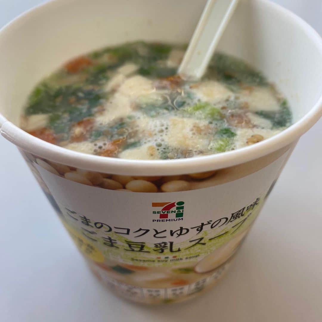 岡山グルメ de ランチのインスタグラム：「* セブンプレミアム ごまのコクとゆずの風味 ごま豆乳スープ ￥129 * 美味しすぎて 2日続けて食べました！！🥄✨ * もう熱いスープで 汗をかく季節なのね💦 * #岡山ランチ #岡山グルメ #コンビニランチ #コンビニスープ #セブンプレミアム #カップスープ #ごまのコクとゆずの風味ごま豆乳スープ #美味しいスープ #毎日食べたい #ごま強め」