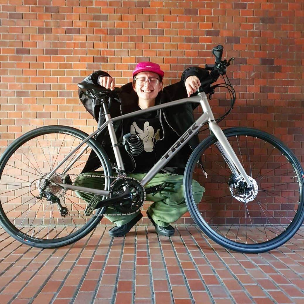 米重晃希のインスタグラム：「ㅤㅤㅤㅤㅤㅤㅤㅤㅤㅤㅤㅤㅤ くぅーーーー🚴‍♂️ チャリ新調しました😭 28歳からはこいつに決めた！🙋‍♂️⭐️ 試乗もさせてくれて 乗り心地も抜群！ お値段はiPhone11pro1台分くらい くぅー🚴‍♂️🚴‍♂️🚴‍♂️🚴‍♂️🚴‍♂️ こいつの名前募集中です🙇🏿‍♂️ #TREK #自転車 #街乗り #青山 #外苑西通り」