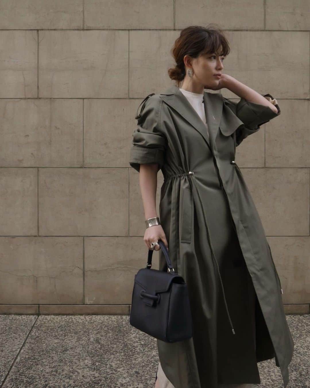 JUNNAのインスタグラム：「カーキのトレンチ☺️ 今夜19時から発売✨ ・ ・ outer/ #ドローストリングルーズトレンチコート tops/ #スリットスリーブプルオーバー　 pants/ #リネンタックワイドパンツ 先行予約終了 shoes/ @zara  pierce/ @8uede  bag/ @vasic_japan ・ #etretokyo #カジュアル #綺麗めコーデ #綺麗めカジュアル #156cm#sサイズコーデ #sサイズ#ボブ #ボブアレンジ #ボブヘアー #大人ボブ#ベージュコーデ #ベージュカラー#大人カジュアル #大人コーデ#zara#ザラ #vasic#2020etre_ss#トレンチコート #春コート#ヴァジック」