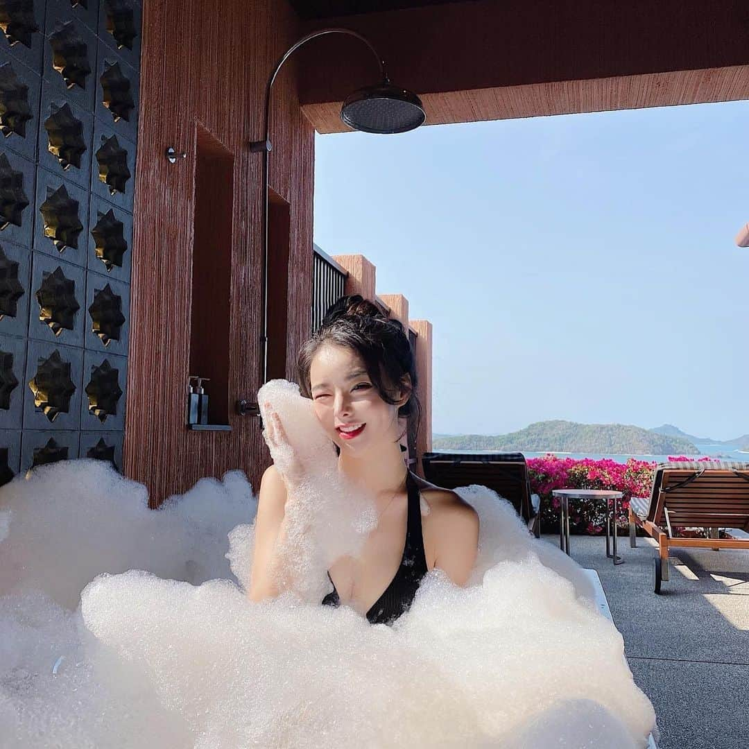 ダユンさんのインスタグラム写真 - (ダユンInstagram)「머리 안감았는데 티 안나죠 🧖🏻‍♀️🧖🏻‍♀️🛁」3月19日 18時50分 - 2__yun__2