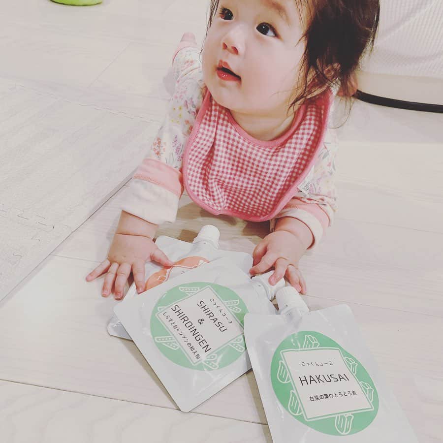 しほの涼のインスタグラム：「1日2回の離乳食が始まっている娘さん😚 冷凍のストック作るけど、ミキサーとかみじん切りとかもうキッチンが洗い物だらけ😰  1日の栄養素をちゃんと満たしてあげたいなって思うけど、中々思うように行かない😥  そんな時に頂いたミタスの離乳食は栄養素が満たされるように出来てるし、開ければすぐあげられるのでとっても便利🥳🥳 パパにも預けやすいです😂😂 栄養たっぷりなミタスの離乳食、購入はこちら @mmitasu🥰🥰 #ミタス #離乳食 #ベビーフード #こども #いのちになるごはん #令和を生きるキミへ」