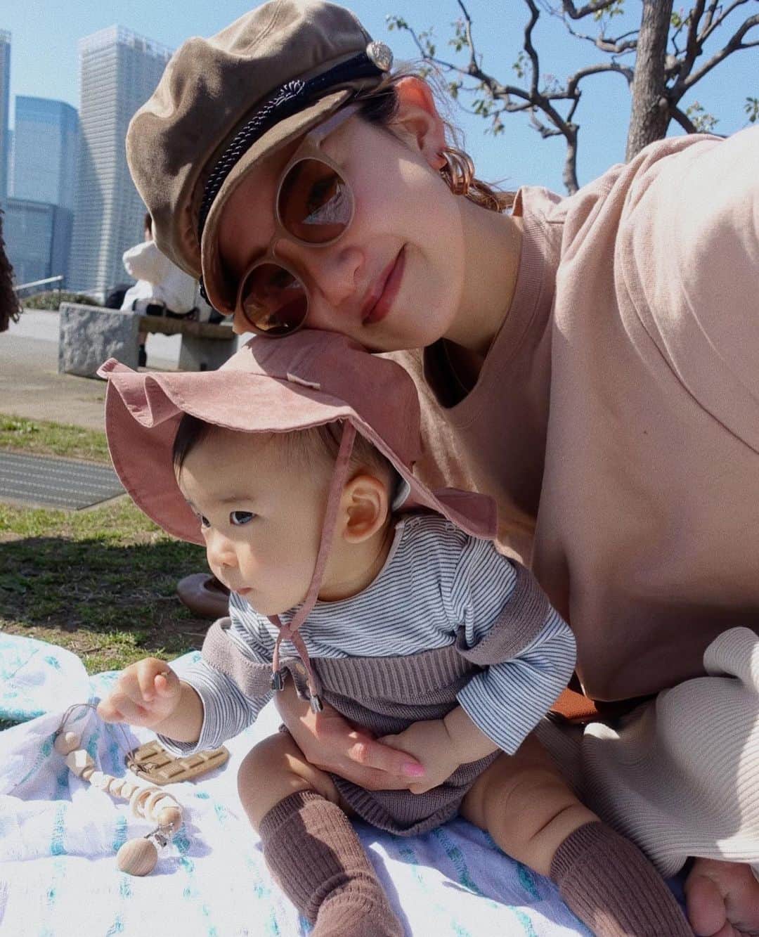 斎藤菜々子さんのインスタグラム写真 - (斎藤菜々子Instagram)「. パチパチ👏 最近嬉しいことがあるとすぐパチパチ👶🏼🤍 日に日に出来ることが増えてって嬉しい反面大変😂 でももうすぐ11カ月だね🥺 来月で1歳とか考えられない早いなぁ💦 去年の今頃はお腹ぽんぽこだったなぁ🤰 .  2人で色合いを揃えてリンクコーデ🍫 ママは全身 @searoomlynn_official . 👶🏼は全身 @_el.sol_ 🍫の歯固めは @record_ftb  のだよ🤍 . #__nano__ #公式たまひよグラマー」3月19日 18時58分 - nanacoco.7