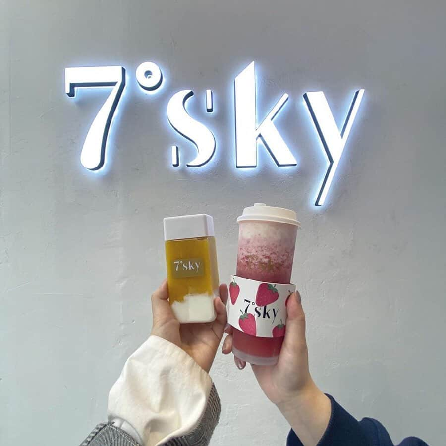 Nom de plumeさんのインスタグラム写真 - (Nom de plumeInstagram)「#7sky﻿ ﻿ フレッシュジュース専門店🍓🥭﻿ 「7°sky ( セブンスカイ )」（ @7sky.tokyo ）﻿ ﻿ フルーツとお茶が絶妙に マッチするヘルシードリンクを提供しているよ💕﻿ ﻿ 果実がゴロッと入っているから満足感絶大◎﻿ ﻿ 気になる子はぜひチェックしてみて✔︎﻿ ﻿ 📍住所：東京都新宿区新宿3-23-16﻿ 営業時間：11:00〜23:00﻿ 定休日：不定休﻿ −−−−−−−−−−−−−−−−−−−−−−−−−−−−﻿ ﻿ Nomdeplumeで﻿ 紹介させていただける写真を募集中🧚‍♀️💜﻿ 素敵な写真が撮れたら﻿  #nomdeplume をつけるか﻿ このアカウントをタグ付けしてね💫﻿ ﻿ −−−−−−−−−−−−−−−−−−−−−−−−−−−−﻿ 🎀photo by 🎀﻿ ・ @nanm031﻿ ・ @hamaan__﻿ ・ @gossipx_x﻿ ・ @__.yukiii.92﻿ ・ @s_ay_1204﻿ ◇◇◇◇◇◇◇◇◇◇◇◇◇◇◇◇◇◇◇◇◇◇◇◇◇◇◇◇◇﻿ ﻿ #nomdeplume #7sky #instafood #cafe #strawberry #新宿カフェ #新宿 #スムージー #いちご #Freshfruittea #cafestagram #strawberry #instagood #daily #과일티 #딸기티 #카페스타그램 #데일리 #カフェスタグラム #フレッシュフルーツティー#フルーツティー #チーズティー #東京グルメ #カフェ巡り #新宿カフェ巡り #新宿グルメ #新宿グルメ部」3月19日 19時10分 - nomde_official