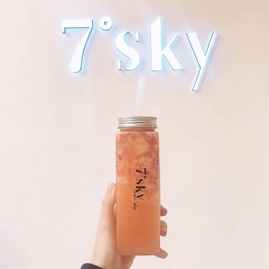 Nom de plumeさんのインスタグラム写真 - (Nom de plumeInstagram)「#7sky﻿ ﻿ フレッシュジュース専門店🍓🥭﻿ 「7°sky ( セブンスカイ )」（ @7sky.tokyo ）﻿ ﻿ フルーツとお茶が絶妙に マッチするヘルシードリンクを提供しているよ💕﻿ ﻿ 果実がゴロッと入っているから満足感絶大◎﻿ ﻿ 気になる子はぜひチェックしてみて✔︎﻿ ﻿ 📍住所：東京都新宿区新宿3-23-16﻿ 営業時間：11:00〜23:00﻿ 定休日：不定休﻿ −−−−−−−−−−−−−−−−−−−−−−−−−−−−﻿ ﻿ Nomdeplumeで﻿ 紹介させていただける写真を募集中🧚‍♀️💜﻿ 素敵な写真が撮れたら﻿  #nomdeplume をつけるか﻿ このアカウントをタグ付けしてね💫﻿ ﻿ −−−−−−−−−−−−−−−−−−−−−−−−−−−−﻿ 🎀photo by 🎀﻿ ・ @nanm031﻿ ・ @hamaan__﻿ ・ @gossipx_x﻿ ・ @__.yukiii.92﻿ ・ @s_ay_1204﻿ ◇◇◇◇◇◇◇◇◇◇◇◇◇◇◇◇◇◇◇◇◇◇◇◇◇◇◇◇◇﻿ ﻿ #nomdeplume #7sky #instafood #cafe #strawberry #新宿カフェ #新宿 #スムージー #いちご #Freshfruittea #cafestagram #strawberry #instagood #daily #과일티 #딸기티 #카페스타그램 #데일리 #カフェスタグラム #フレッシュフルーツティー#フルーツティー #チーズティー #東京グルメ #カフェ巡り #新宿カフェ巡り #新宿グルメ #新宿グルメ部」3月19日 19時10分 - nomde_official