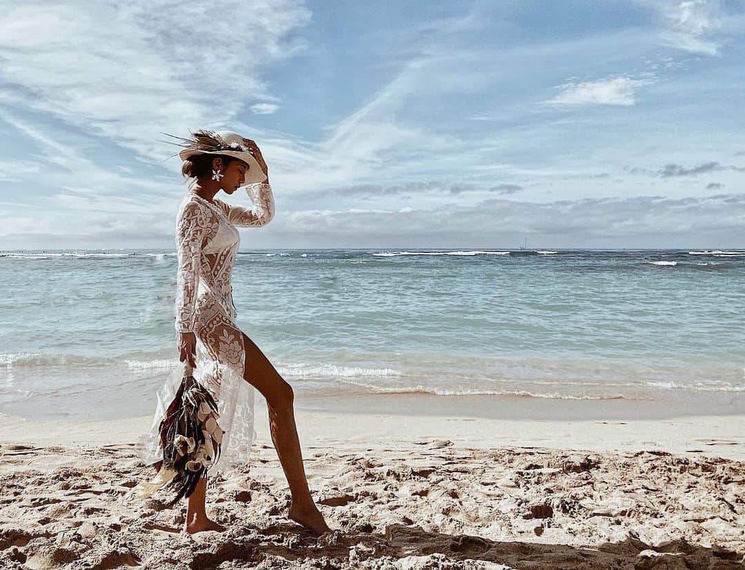 佐藤あずみのインスタグラム：「雨でビーチでのウェディングフォトは撮れなかったから、自分でそれっぽく撮ってみたよーーーん🤍👗 .  雨で撮れない時の事を考えてこのレースワンピを持ってきた私に、私が気の済むまで褒めちゃう！ . ちなみに自撮りだから！三脚でタイマーだから！ ままに写真送ったらカメラマンは旦那さんかな？って来たけど、ちゃう。 . #hawaii #travel #japanesegirl #beach #sea #waikiki #waikikibeach #wedding #weddingphoto #beachphoto #ハワイ #旅行 #海 #ワイキキ #ワイキキビーチ #ウェディングフォト #新婚旅行 #プレ花嫁」