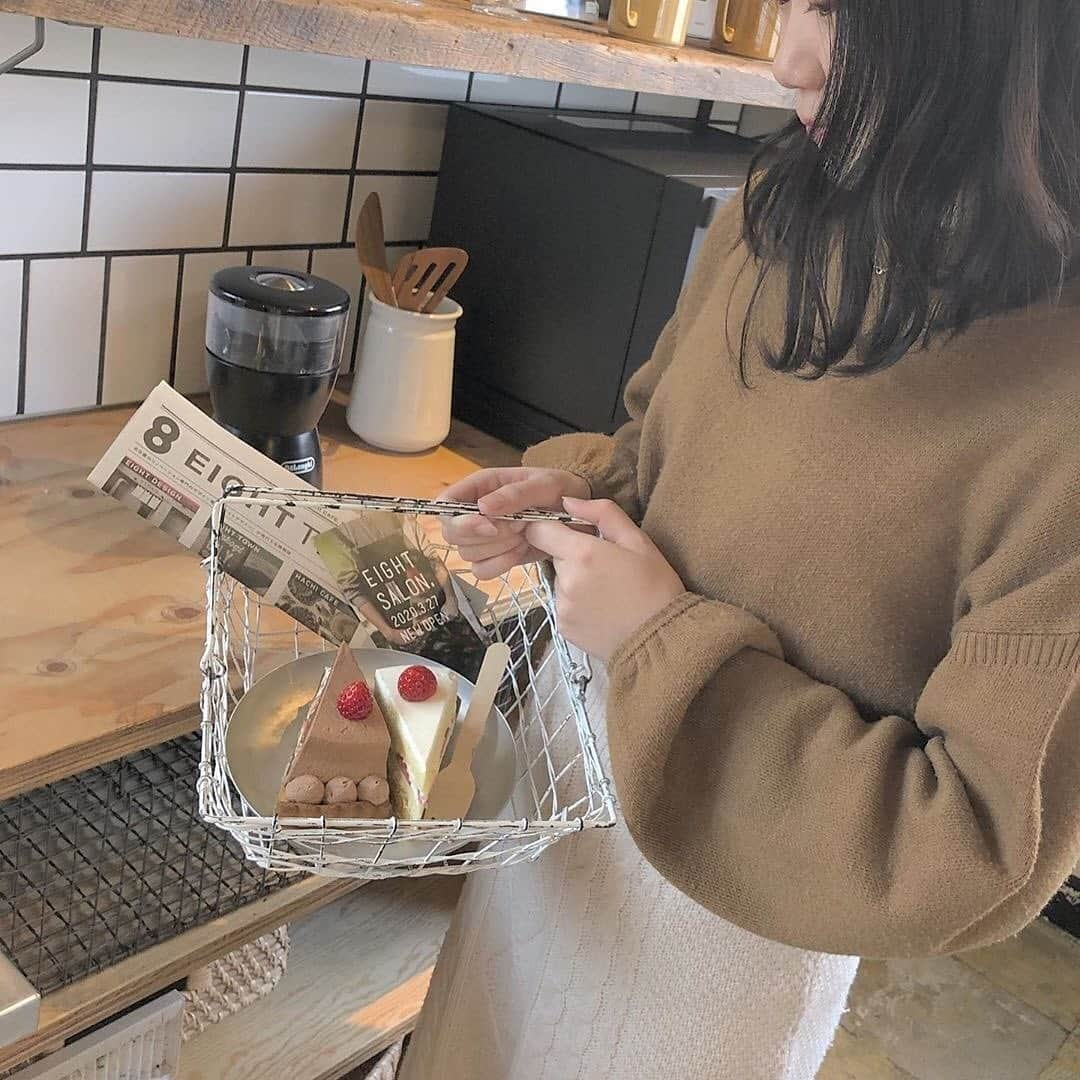 isutaさんのインスタグラム写真 - (isutaInstagram)「ケーキをカゴに入れて運ぶのがカワイイ♡﻿ 名古屋にある「ハチカフェ-タルトとサンドイッチの専門店-」を知っていますか？﻿ ﻿ ﻿ 地元産のフルーツで丁寧に焼いたタルトと、暮らしに寄り添う素朴な焼菓子がいただけます。﻿ 隠し味が効いた、新しい発見のあるおいしさだそう。﻿ ﻿ ﻿ 店内は、ドライフラワーのシャンデリアに、グレイッシュなブルーの壁。廃材も有効活用し、素朴で温かい雰囲気。﻿ ﻿ ﻿ 映えるオシャレな新聞と一緒に撮ると、インスタ映えなのでおすすめ◎﻿ ﻿ ﻿ 今年の春に、東京・阿佐ヶ谷店がオープンするようなので、気になる方はぜひチェックしてみてください♩﻿ ﻿ ﻿ 【ハチカフェータルトとサンドイッチの専門店】﻿ 住所：名古屋市昭和区鶴舞2-16-28﻿ 営業時間：10：00～18：00﻿ 定休日：火曜日﻿ ﻿  photo　by﻿ @fuka.1221﻿ @mamiii__913﻿ @myi_0﻿ ﻿  #isuta #イスタ #isutacafe﻿ #isuta_trip #カフェ巡り #カフェスタグラム﻿ #カフェさんぽ #cafe #cafestagram #名古屋カフェ ﻿ #カフェ好き #お洒落な人と繋がりたい #カフェ部 ﻿ #ハチカフェ #鶴舞カフェ #カフェ巡り﻿ #カフェ好きな人と繋がりたい #おしゃれカフェ #cafestagram﻿ #おしゃカフェ #おすすめカフェ #スイーツ好き ﻿ #東別院カフェ #愛知カフェ #名古屋観光﻿ #名古屋巡り #愛知観光 #タルト #けーき」3月19日 19時02分 - isuta_jp