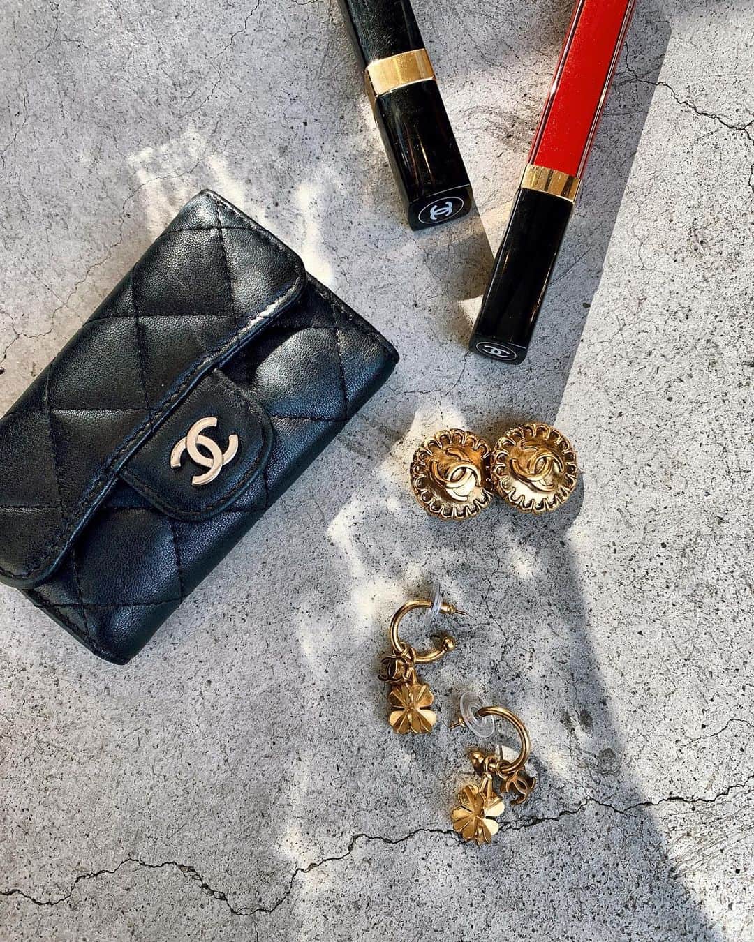 Ｈedyさんのインスタグラム写真 - (ＨedyInstagram)「【WEB掲載商品】 CHANEL silver coco key case. . @hedy_daikanyama  @hedy_worldwide  #vintage #vintageshop #hedy #エディ #hedy_japan #hedy_daikanyama #fashion #accessory #chanel」3月19日 19時06分 - hedy_vintage