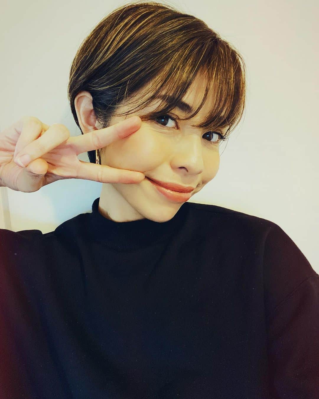 齋藤美波のインスタグラム：「✂️💈✂️ #前髪 自撮りばかりですみません。笑 ・ 髪を切りたくて切りたくて でもいつも行ってるkakimotoarmsは 今は都内まで行く時間がなく🙄 今回は湘南で信頼のあるあの人の元へ💃🏾 ・ 前髪相談したら 俺に任せろ！っていうので ギリギリまで悩んだけど その言葉信じて切っちゃったーw ・ けど、いい感じ♥️ あたしのおでこの狭さといい 毛量の多さといいシースルーみたいな 前髪やりたくても出来ないと思ってたけど 近づけた気する🤔 ちょっと自分じゃないみたいで まだ違和感あるけどw きっとまた切りたくなるだろうな🤣 目標はオン眉ベリーショート✌🏾 いつか絶対やりたい！！ #今はただ勇気が出ないだけ ・ おのぶ @nobuyuki_takase  ありがとう😊👐🏽 ・ 今回のsalonは @attrait.shonan 藤沢店✂️ ・ カラー(ハイライト)は 1ヶ月経ってもまだまだ いい感じ♥️ @kakimotoarms_official ・ ・ #髪で印象変わる #シースルー前髪 #ショートカット女子  #カッコ綺麗な女性憧れ #2児ママ#男の子ママ#パワフル母ちゃん #美容院#ヘアーサロン#カット #haircut#hairsalon#mama#coolbeauty#shonan#fujisawa」