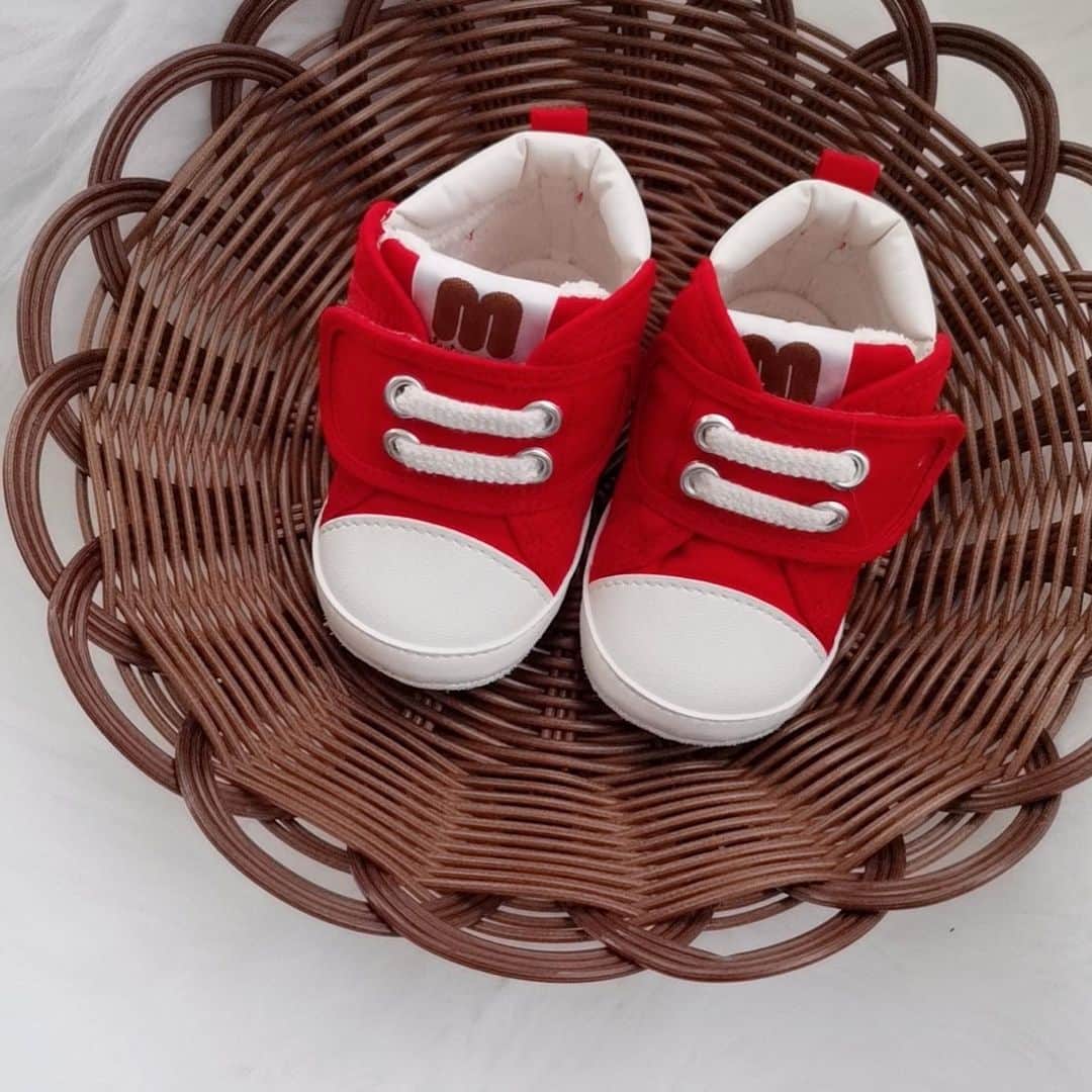 MIKI HOUSE ミキハウスさんのインスタグラム写真 - (MIKI HOUSE ミキハウスInstagram)「つかまり立ちができたら、ミキハウスのプレシューズをどうぞ🕊  赤ちゃんの足をやさしく保護するやわらかな素材を使用。また靴底は、専門家とともに研究を重ね、赤ちゃんが足指を使ってしっかり地面をつかみながら歩く練習ができるよう工夫されています。  #mikihouse #babyshoes #babygirl #ミキハウス #ベビーシューズ #プレシューズ #つかまり立ち #赤ちゃんとお出かけ #子どものいる暮らし #新米ママ #赤ちゃんのいる暮らし #べびすたぐらむ #育児中 #出産祝い」3月19日 19時07分 - mikihouse.official