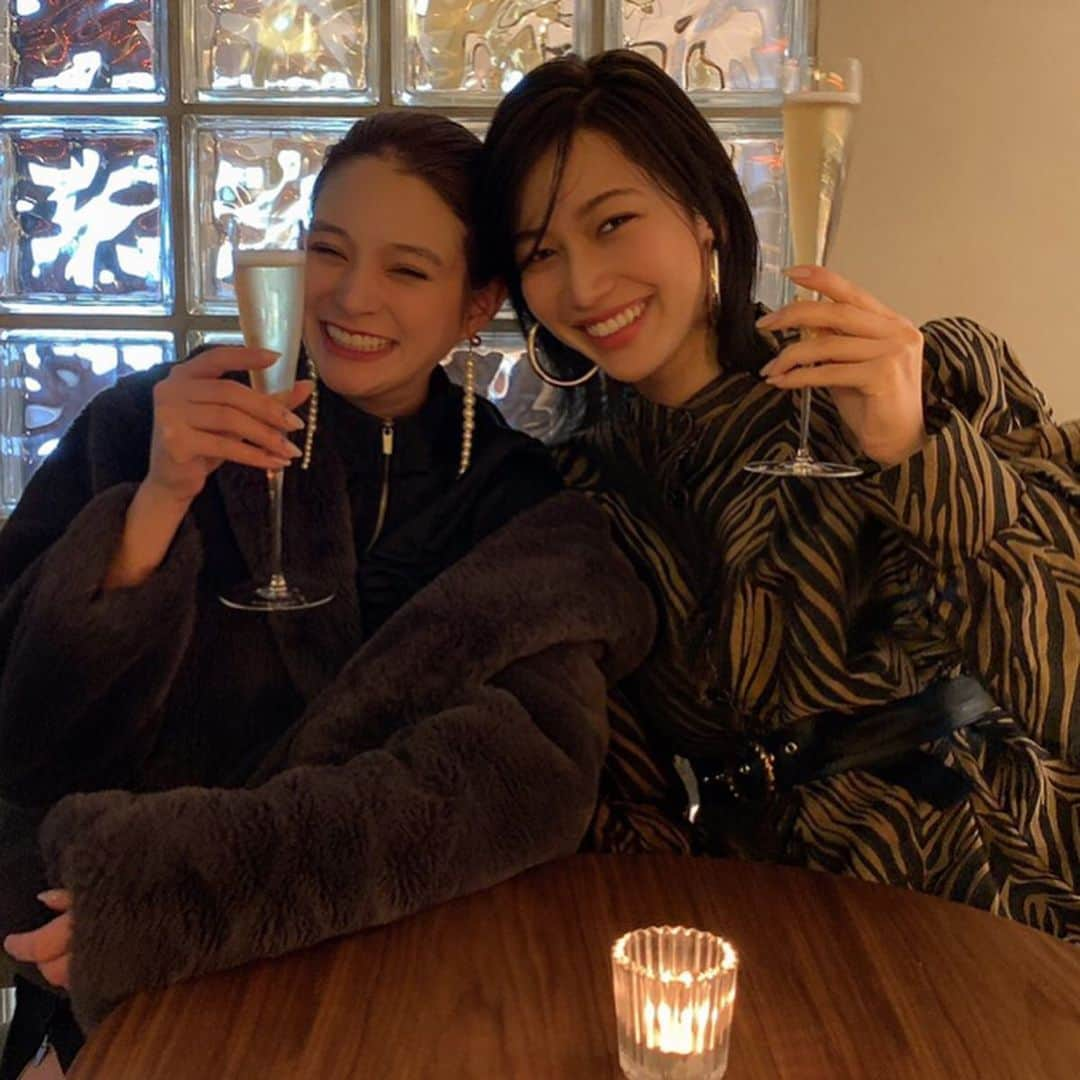 瑛茉ジャスミンさんのインスタグラム写真 - (瑛茉ジャスミンInstagram)「写真見て分かる通り 幸せでございます❤️❤️❤️ 全てを0から 初心を忘れずに頑張って行こうって思ってキラキラできたの！ 0って不安だけど不安になって 余裕もなくなっちゃうけど でも大丈夫🍺 どんなふうになってもみんなのことが大切なのは変わらないし 同じように思ってもらえたら そんな幸せなことってないよね。 100歳まで生きるとして あとそにゃと居れる時間は70年ちょい 短いなって そしたらもっともっと大事にしないとって 基準ていつでも自分になっちゃうんだから 基準を大事な人にするって感謝を絶対忘れなくする素敵なことだなって思う こんなに素敵な子本当にいないと思うんだ🌹 何回言っても足りないよ🌼」3月19日 19時08分 - emmajasmine12345_x