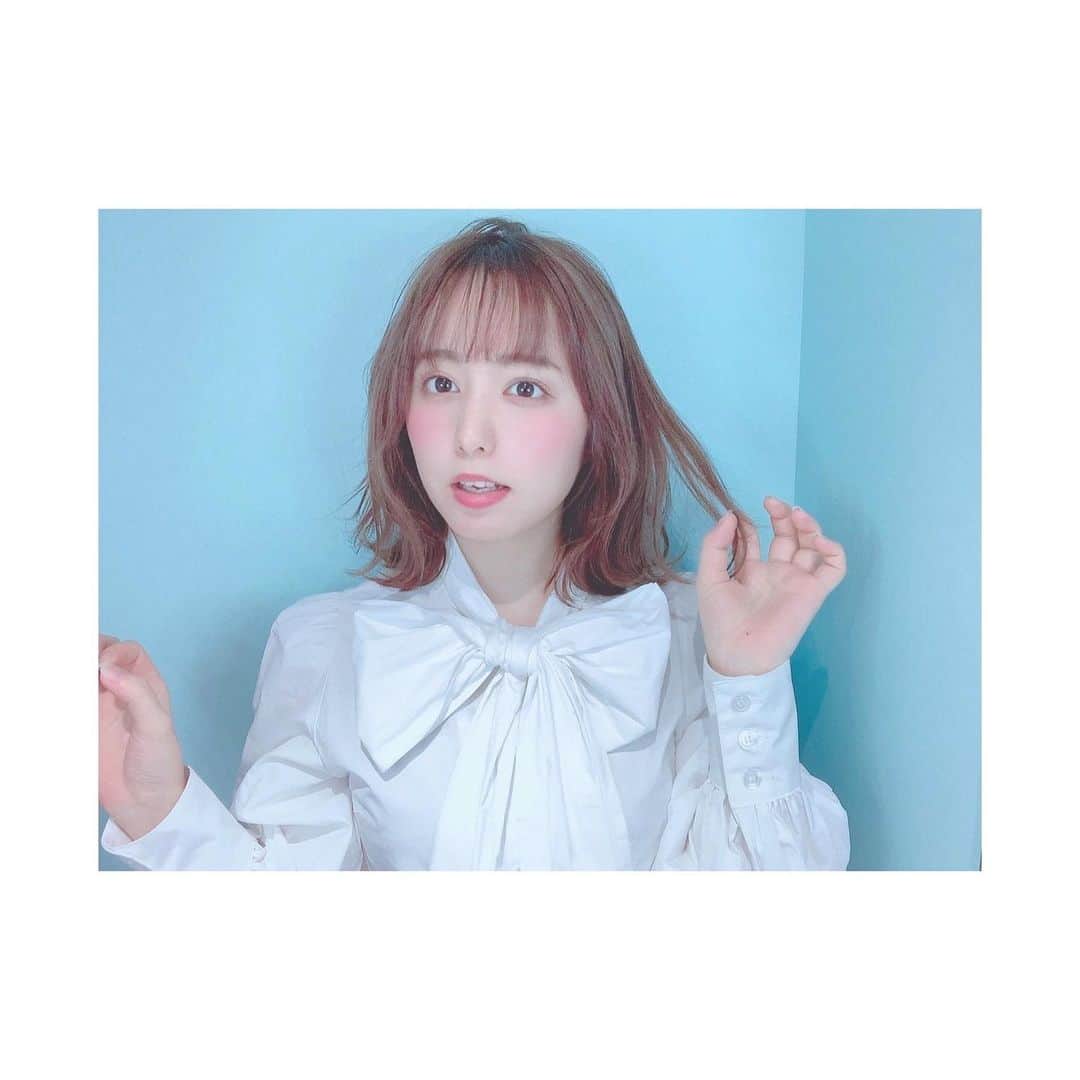 前田美里のインスタグラム：「ショコラベージュにしてもらったよ。--✄-- . ブラウスは #tgc2020ss で #日向坂46 #加藤史帆 ちゃんが着てた #onespo . . #美容院 #代官山 #ショコラベージュ #女子力  #おひさま  #fashion #hairstyle #beauty #follow #followme #japanesegirl #happy #japanesestyle」