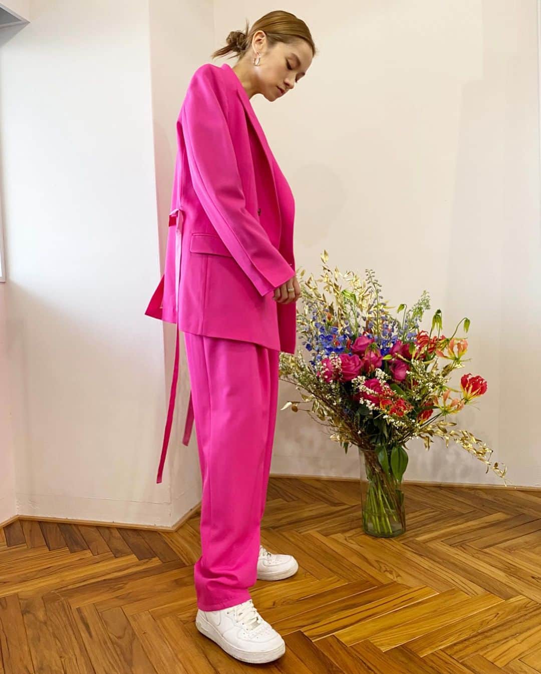 大森美知さんのインスタグラム写真 - (大森美知Instagram)「派手#私服 @lutz_huelle_official のお洋服達がTYPEすぎる。今年のAWラインが泣きそうに可愛い。ディテールがどこから見ても美しい。お花にもピッタリ♡もうお洋服の為に働いてるのかな？！笑  #fashion #lutzhuelle #みちしふく #ootd #pink #Flower #BUENO #buenof #鼻血でそう #大好きな服 #モテ服とは程遠い 笑」3月19日 19時17分 - michi_oomori_official