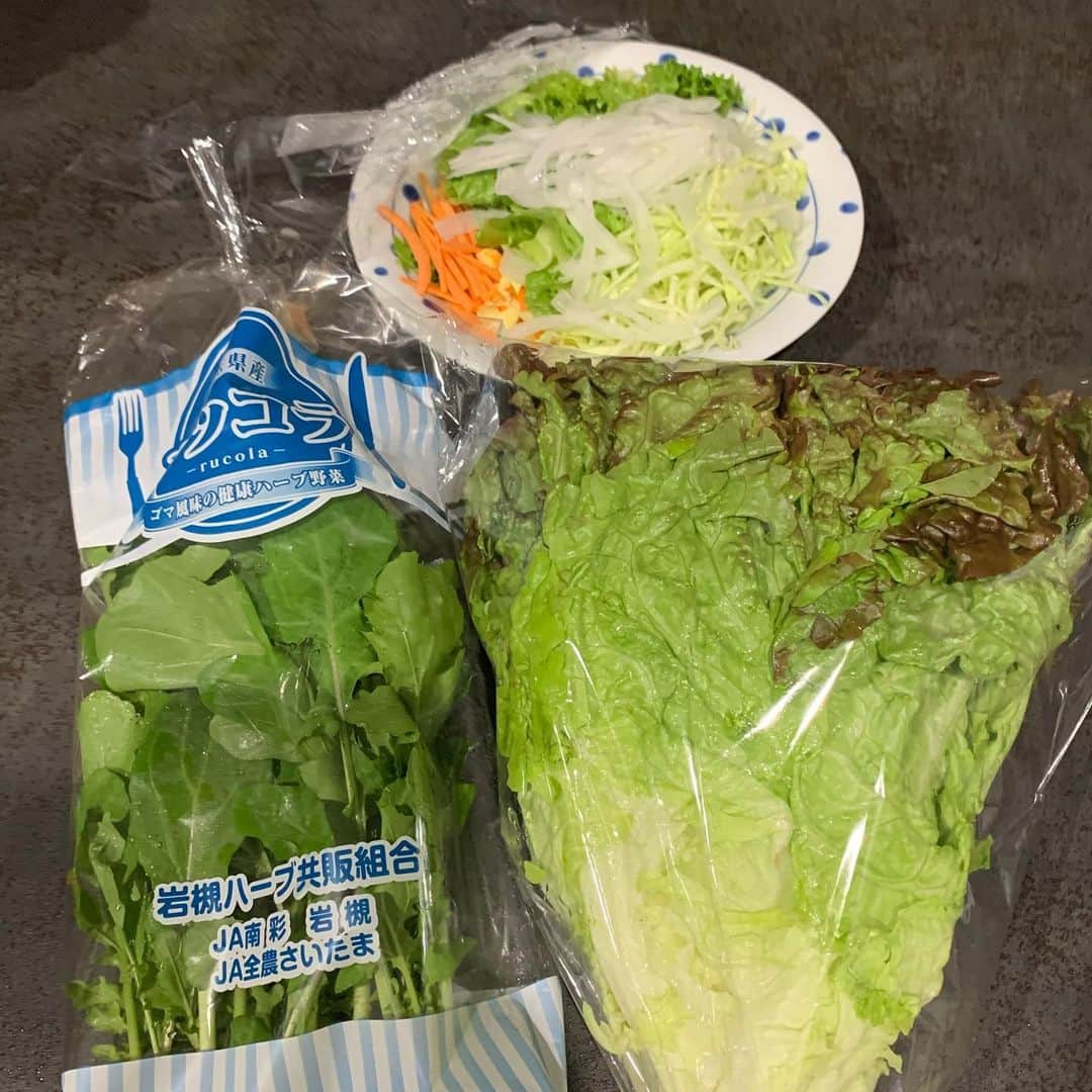 橋本志穂さんのインスタグラム写真 - (橋本志穂Instagram)「晩ご飯を前に、 近所の八百屋さんに 葉物買いに走った。 帰ってきて野菜庫あけたら、、、 昨夜余分に作り置きしてた サラダが入ってた。  チーン やっぱ私、認知の気だよね」3月19日 19時19分 - shihohashimoto3