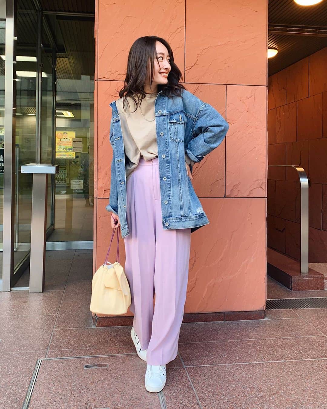 小祝麻里亜のインスタグラム：「先日のデニムジャケットを着回し🌸桜色？ラベンダーカラーのパンツで春気分。きれいな色を着ると気分も明るくなるから不思議です🥰  明るく抜けてしまった髪色をメンテナンスしに @nex.the_salon の @kenichinishidaramsoe さんの元へ行きました🏃‍♀️トリートメントもヘッドスパもして頂いたのでツヤ〜✨3枚目。  denim jacket. @gu_global  tops. @the_newhouse  bottoms. @todayful_  shoes. @maisonvalentino  bag. @mediam_official ． ＿＿＿＿＿＿＿＿ #outfit #coordinate #look #instafashion #hairstyle #셀스타그램 #얼스타그램 #코디 #스타일링 #데일리 #데일리룩 #오오티디  #コーデ #パンツコーデ #着回しコーデ #着回しリレー #ヘアカラー #トリートメント」