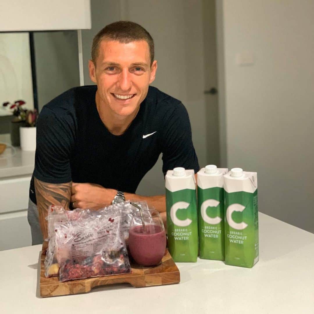 ミッチェル・デュークのインスタグラム：「Got my smoothie fix! Thanks @lifessmoothe for stocking me up for the month! Check them out, really easy frozen smoothie packs, just chuck them in the blender with coconut water 👊🏼 . . . . #lifessmoothe #sydneysmoothies #froothie #ccoconutwater #straightfromthecoconuttoyou @ccoconutwater @froothie」