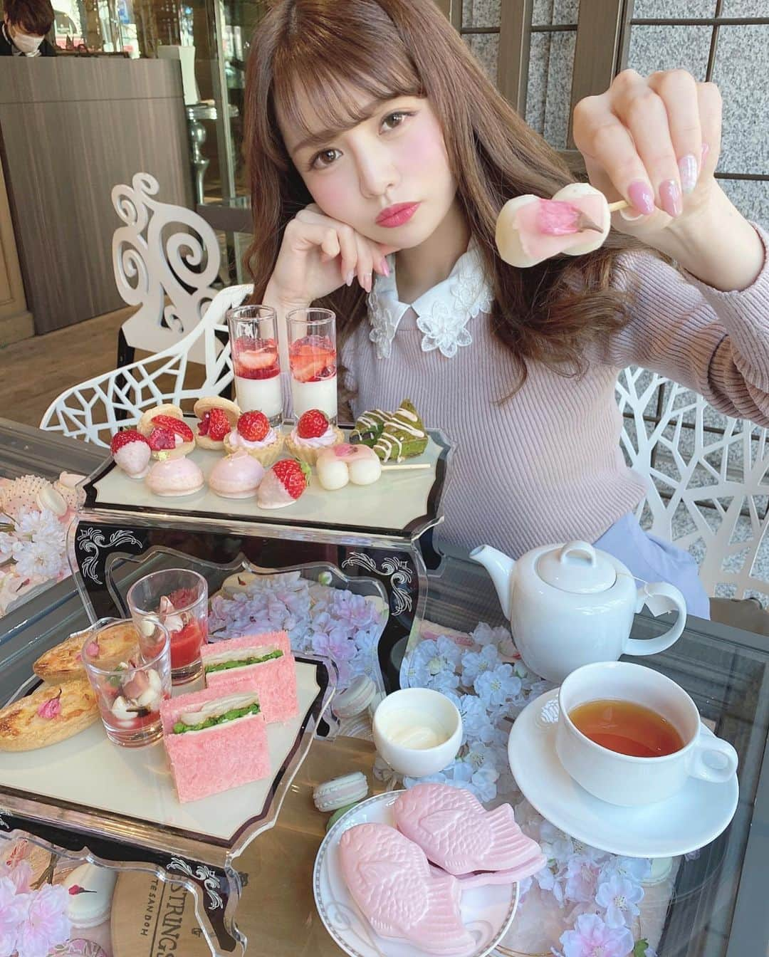 Isakoさんのインスタグラム写真 - (IsakoInstagram)「仕方ないからお団子だけあげるね🍡 はい、あーん🤤💕🌸 . . いちゃことデートなうに使っていいよ第二弾💝 顔がやる気無いと言われたので🤣 やる気のないあーん中ショット📸 . . 可愛い可愛いアフタヌーンティーデート してみたいですね🥺🌸🌸 . @stringsomotesandoh  テラス席が今の時期ぴったり🍡 とっても可愛いから行ってみてね💕 . . . . #彼女とデートなうに使っていいよ#デートコーデ#デートスポット#表参道カフェ #アフタヌーンティー#デートなうに使っていいよ#デートなう#お団子#東京スイーツ#あーん#彼女感#彼氏目線#アフタヌーンティーセット」3月19日 19時36分 - ichaaako