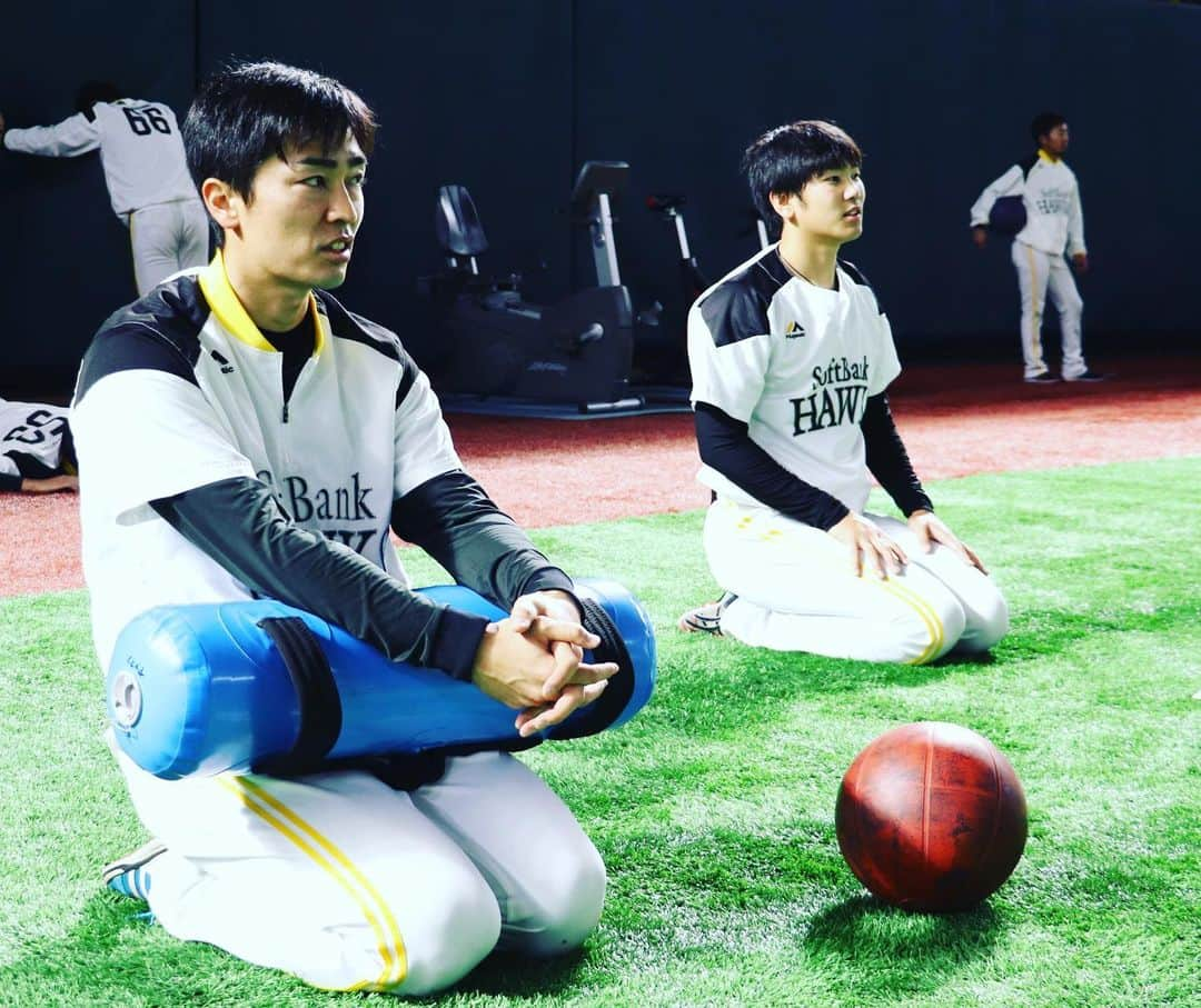 福岡ソフトバンクホークスさんのインスタグラム写真 - (福岡ソフトバンクホークスInstagram)「#全体練習 #福岡paypayドーム #よく見る光景#サファテ#森唯斗 #魂どこ1 #魂どこ2 #どこから#牧原大成 #またも#東浜巨 #練習中 #真顔 #softbankhawks #ホークス #s15」3月19日 19時30分 - softbankhawks_official