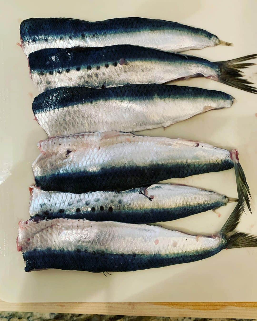 久冨慶子さんのインスタグラム写真 - (久冨慶子Instagram)「・ いつも魚屋さんで三枚おろしに してもらっていたイワシ🐟 ぶかっこうだけど 初めて自分で三枚おろしに してみました！ ＊ ＊ #おうちごはん #肉じゃが #フライパン肉じゃが #おかずのクッキング #土井先生のレシピです #イワシの南蛮漬け #ミニトマトと塩昆布和え #春菊ナムル #菜の花のからし和え  #きのこのペペロンチーノ #久冨食堂 #三枚おろし」3月19日 19時33分 - keiko0hisatomi