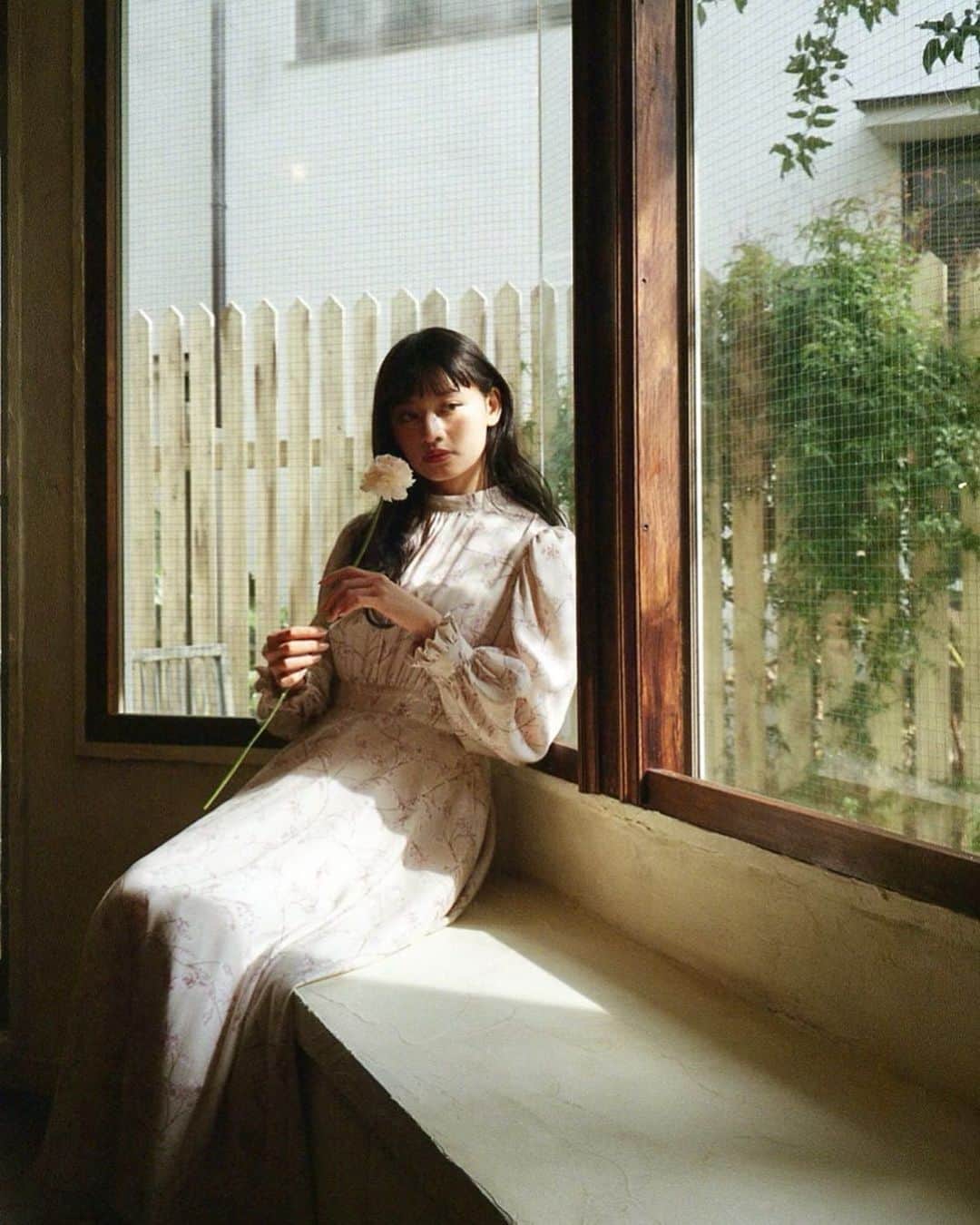 shihori.kathleenのインスタグラム：「窓辺の🎞🌹」