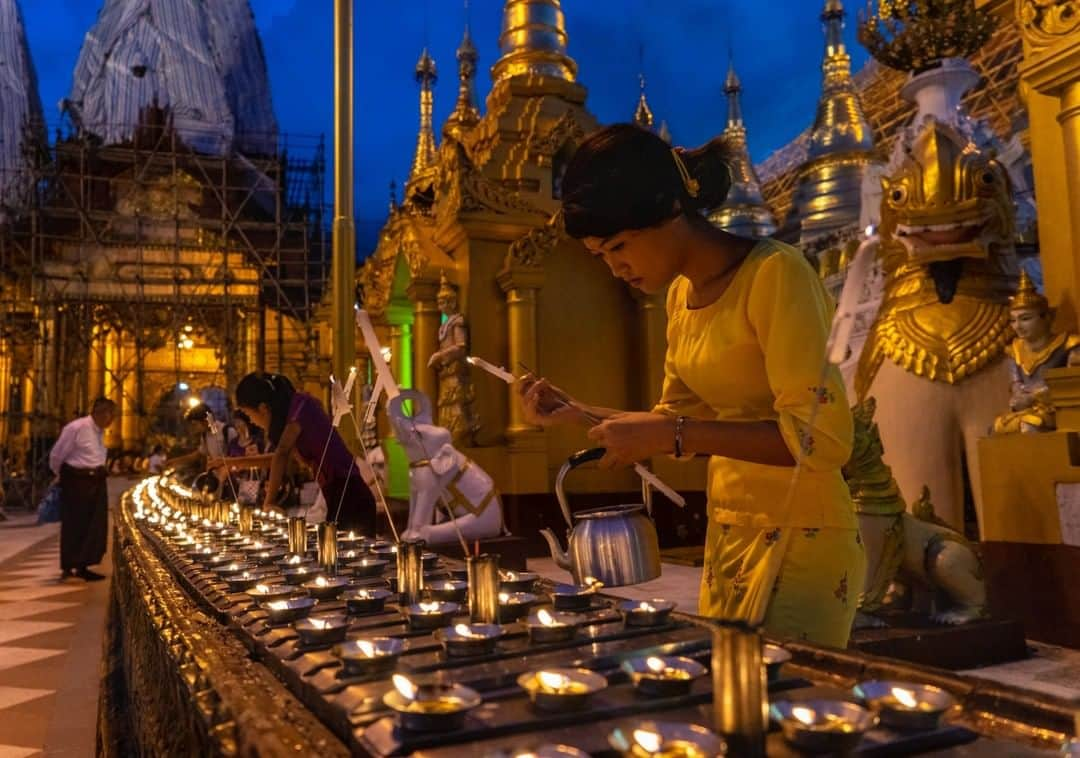 ナショナルジオグラフィックさんのインスタグラム写真 - (ナショナルジオグラフィックInstagram)「Photo by Michael Yamashita @yamashitaphoto | Offering of light at Shwedagon: The lighting of a candle or lamp symbolizes wisdom, and drives away darkness, at the most sacred Buddhist pagoda in Myanmar. Buddhists make offerings to create positive energy and develop good qualities, and as a reminder of certain teachings from the Buddha. #shwedagon #yangon #myanmar #buddhism」3月19日 19時38分 - natgeo