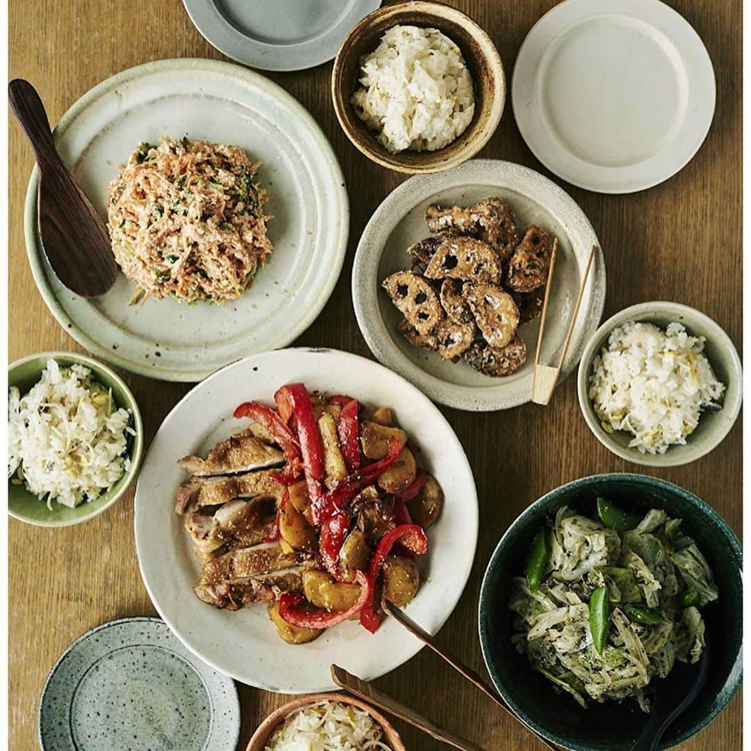 夏井景子さんのインスタグラム写真 - (夏井景子Instagram)「【レシピ本が発売になります】 先日ストーリーでもお知らせしましたが、4/24にレシピ本『メモみたいなレシピで作る、家庭料理のレシピ帖』が主婦と生活社さん(@ryourinohon )から発売になります。  今までのお料理教室のレシピが1冊になった今までの私の集大成です。 なるべく簡単に、でもちょっとだけ工夫をして毎月作っているレシピがこうやって本になってとても嬉しい。  題名にもあるように、メモみたいなレシピということで、レシピ全てを手書きで書いています。  Amazonでも予約が開始しています。 Amazonのサイトで写真やレシピの説明文(とても素敵に書いていただいます！涙)も載っているのでぜひ見ていただけたら、、そしてポチッと予約していただけたら嬉しいです🙇‍♀️✨ デザイン:尾花大輔さん 写真:衛藤キヨコさん(@etokiyoko ) 取材:中山み登りさん 編集:足立昭子さん(@adachiakiko )  とてもとても頼りになる方々とご一緒させていただいて本当に楽しかった撮影期間。  表紙も本当に素敵になっていて、早くみなさんに見ていただきたいです✨  どうぞ宜しくお願い致します〜！！ #メモみたいなレシピで作る家庭料理のレシピ帖　#夏井景子」3月19日 19時42分 - natsuikeiko