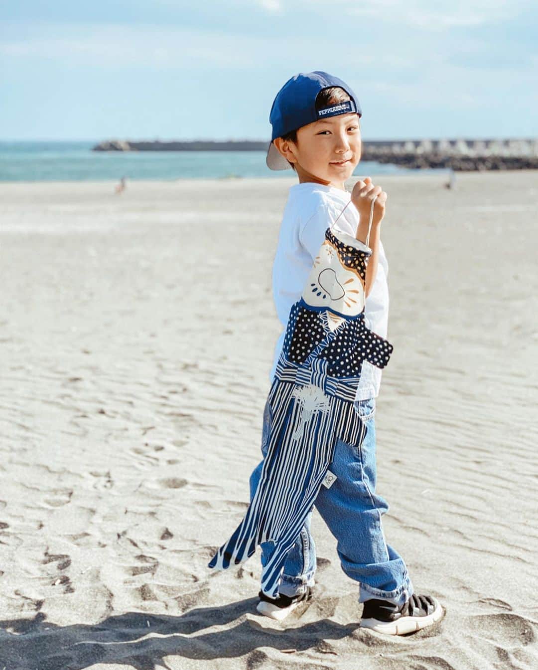 のインスタグラム：「🎏 ひな祭りが終わって次の主役は男の子👦🏽 まだちょっと早いけど 家の中に飾れる鯉のぼりないかなぁ💭 って探してたら可愛いくてかっこよくて インテリアにも馴染むフランス生まれの おしゃれな鯉のぼり発見🥺 しかも100%オーガニックコットン製✨ 【MADAME MO】 . とにかくおしゃれな柄が豊富💯 他にはない人とかぶらない斬新な柄だし 絶対好きなのが見つかるはず♡ 子供とどれがいっか〜💭 って一緒に決めるのも楽しいよね💫 . サイズは2種類くらいあって 私はこうやって息子が持って 写真撮るのにも可愛くて 家に飾りやすい小さいサイズにしたよ🎏 . . @eunoiadesignstore . . .」