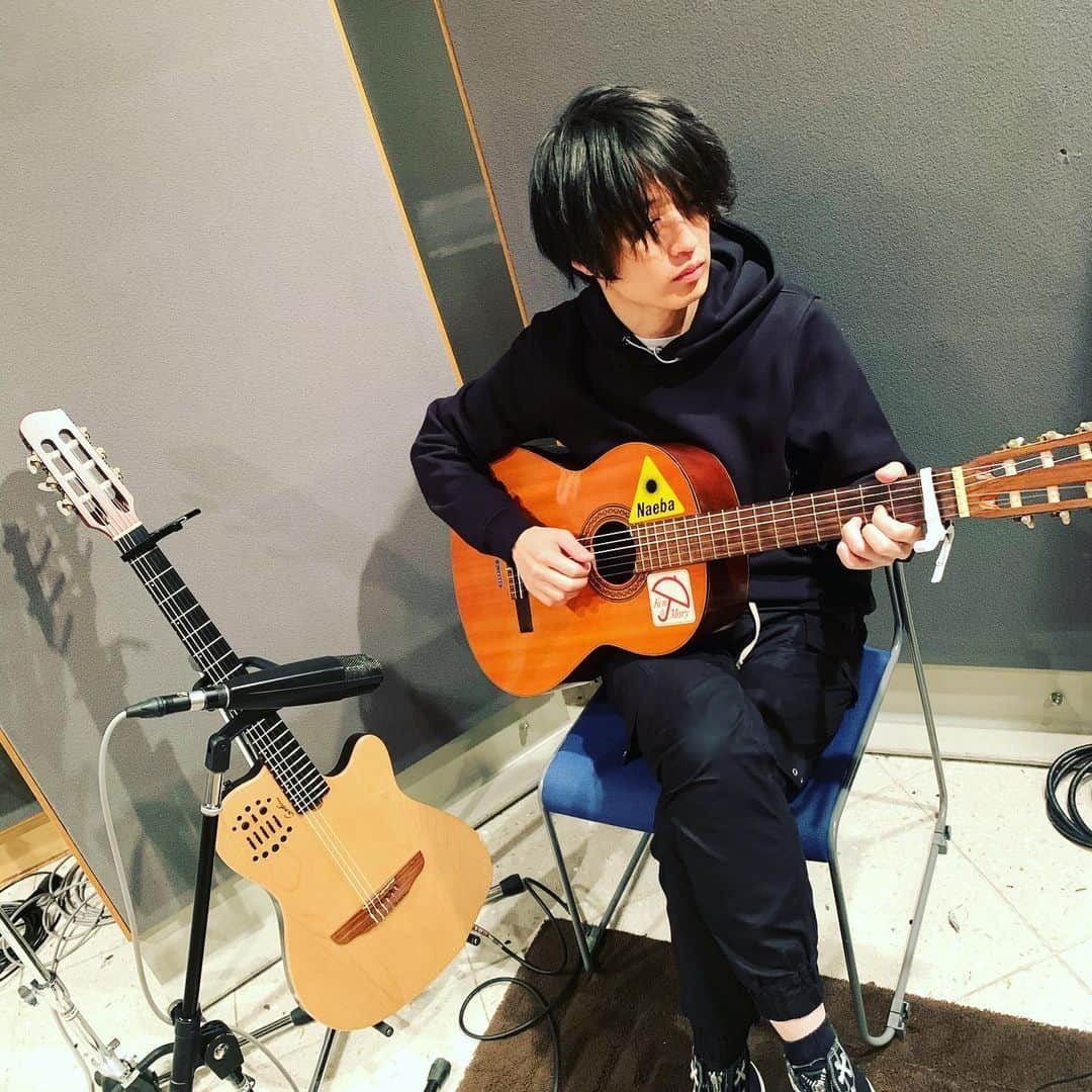 白井眞輝さんのインスタグラム写真 - (白井眞輝Instagram)「なんかしらをレコーディングしてます。 We’re recording something.  #初めてのガットギターレック #人生初のギターもガットでした」3月19日 19時47分 - masakishirai_alexandros