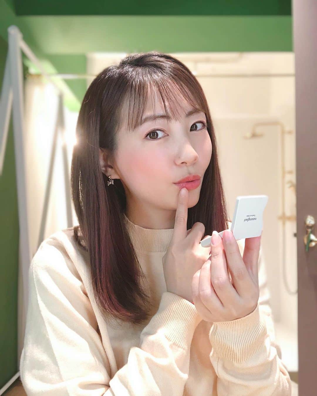 うえむらちかのインスタグラム：「本日の #cosmetichika﻿ ﻿ これからの季節に向けて﻿ 春コスメを新調しました🌸﻿ ﻿ @naturaglace_official の﻿ #タッチオンカラーズ﻿ ﻿ ﻿ 『ひと塗りで　顔印象、アップデート。』﻿ ﻿ 繊細な色と光のレイヤードで、ニュアンスをチェンジ✨﻿ ツヤめき、色づき、立体感も、指先ひとつで思いのままに。﻿ 色をのせ、血色感・立体感を思うがままにコントロールし、いつものメイクにプラスするだけで顔印象をアップデート💄﻿ ﻿ ﻿ 🌸リップ&フェイスカラー SPF17 PA++﻿ 💋 01C レッド﻿ ﻿ 🌸アイ&フェイスカラー﻿ 🧏‍♀️ 03P ピンク﻿ 🧏‍♀️ 04P ブラウン﻿ ﻿ で私の好きな赤色をベースにした﻿ REDメイクをしてみました💋﻿ ﻿ 唇の真ん中を濃いめに置いて﻿ 立体感のある唇に…﻿ ﻿ リップ&フェイスカラー&アイカラー﻿ も全て指先一本でメイクすることができるので楽チン&自由自在✌️﻿ 重ねるごとに徐々に発色がUPするので、自分の好みの仕上がりに調整することができました✨﻿ ﻿ ﻿ カラーも全8色と組み合わせ放題なので﻿ これからは春色にアップデートして楽しもうと思います🌸﻿ ﻿ ﻿ #cosmekitchen #naturaglace #pr﻿ #lip #make  #ナチュラグラッセ #コスメキッチン﻿ #コスメ好きさんと繋がりたい  #春コスメ #マルチカラー #フェイスカラー﻿ #アイシャドウ #リップ﻿ #チーク #ハイライト﻿ #ナチュラルコスメ﻿ #オーガニックコスメ」