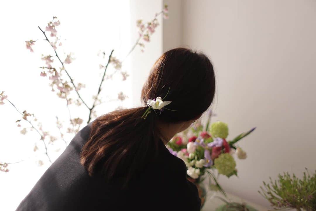 チャン・ヒジンのインスタグラム：「강풍와서🌪 머리에 꽃꽂았다🌸🌺🌼」