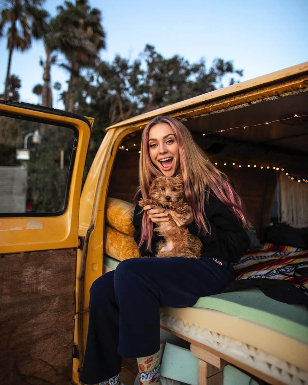 チャーリー・ジョーダンさんのインスタグラム写真 - (チャーリー・ジョーダンInstagram)「Never lose your sense of wonder 🌙 Life lately by @rorykramer with @amydiss @robertgraham @daiseythemini」3月20日 1時20分 - charlyjordan