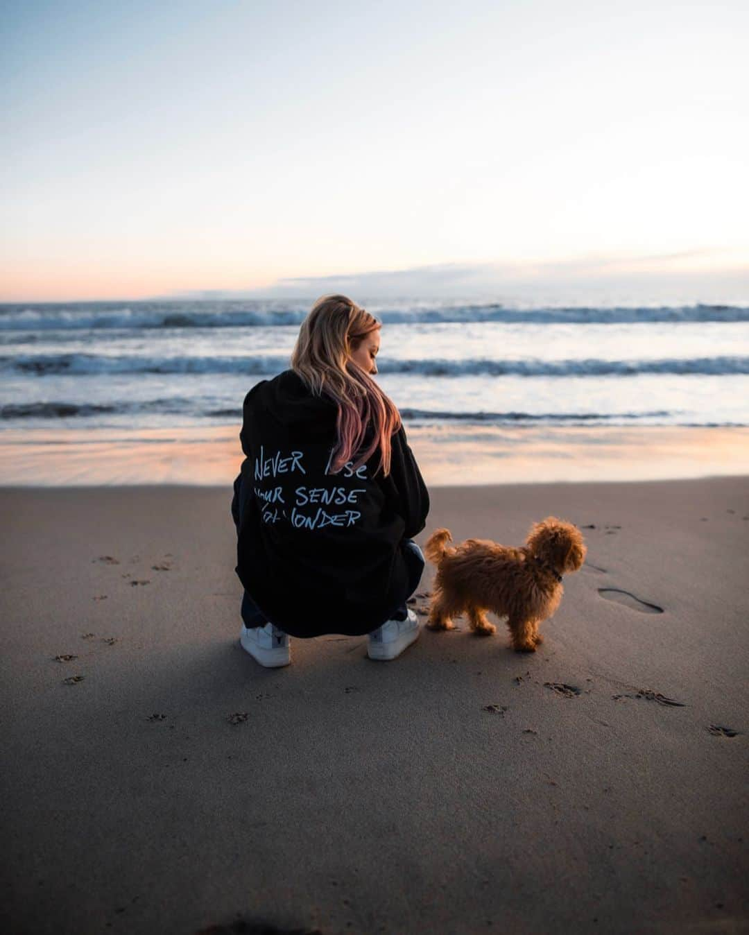 チャーリー・ジョーダンさんのインスタグラム写真 - (チャーリー・ジョーダンInstagram)「Never lose your sense of wonder 🌙 Life lately by @rorykramer with @amydiss @robertgraham @daiseythemini」3月20日 1時20分 - charlyjordan